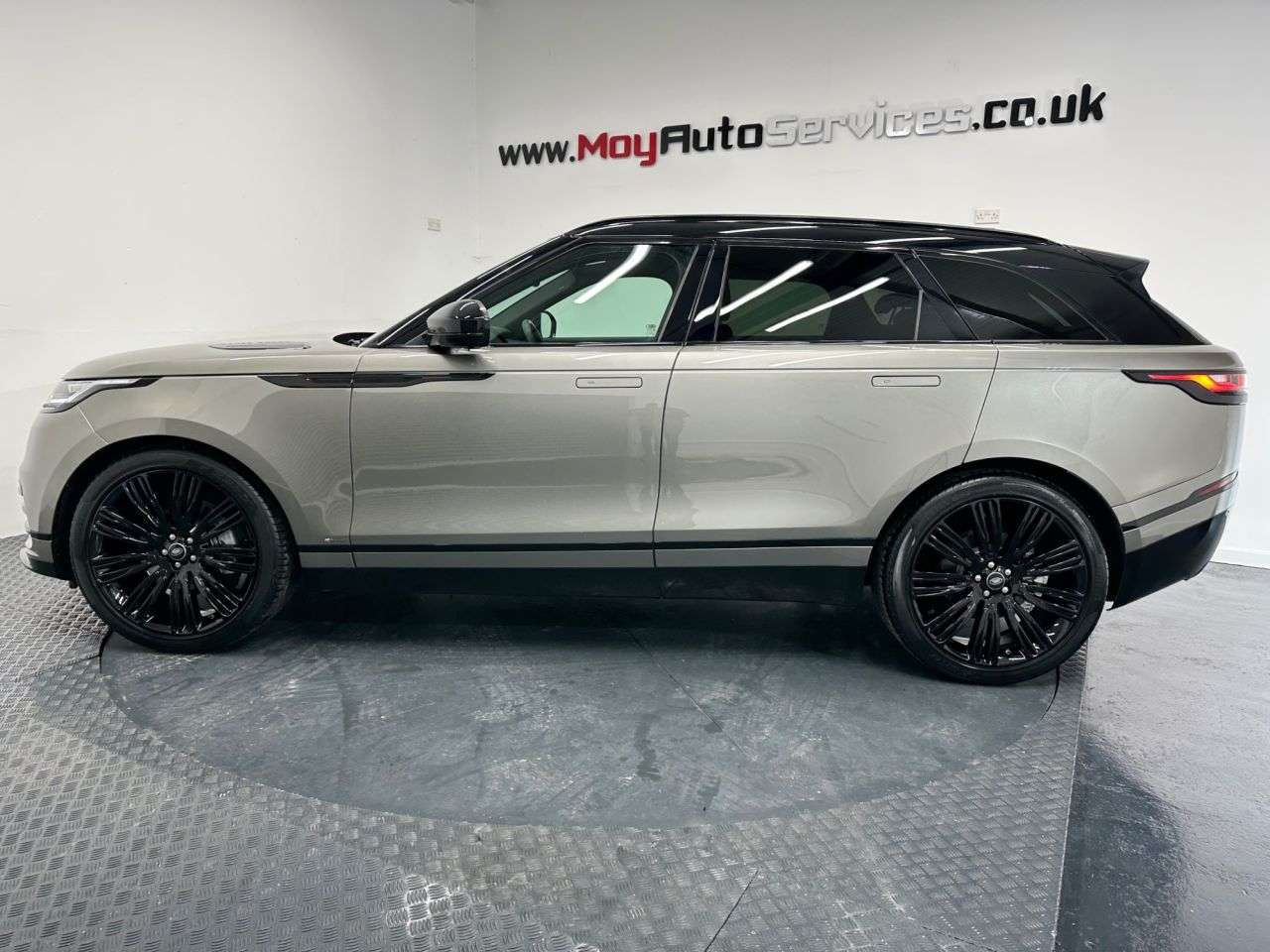 A 2019 LAND ROVER RANGE ROVER VELAR 3.0 D300 R-Dynamic S SUV 5dr Diesel Auto 4WD Euro 6 (s/s) (300 ps) A 2019 LAND ROVER RANGE ROVER VELAR 3.0 D300 R-Dynamic S SUV 5dr Diesel Auto 4WD Euro 6 (s/s) (300 ps)