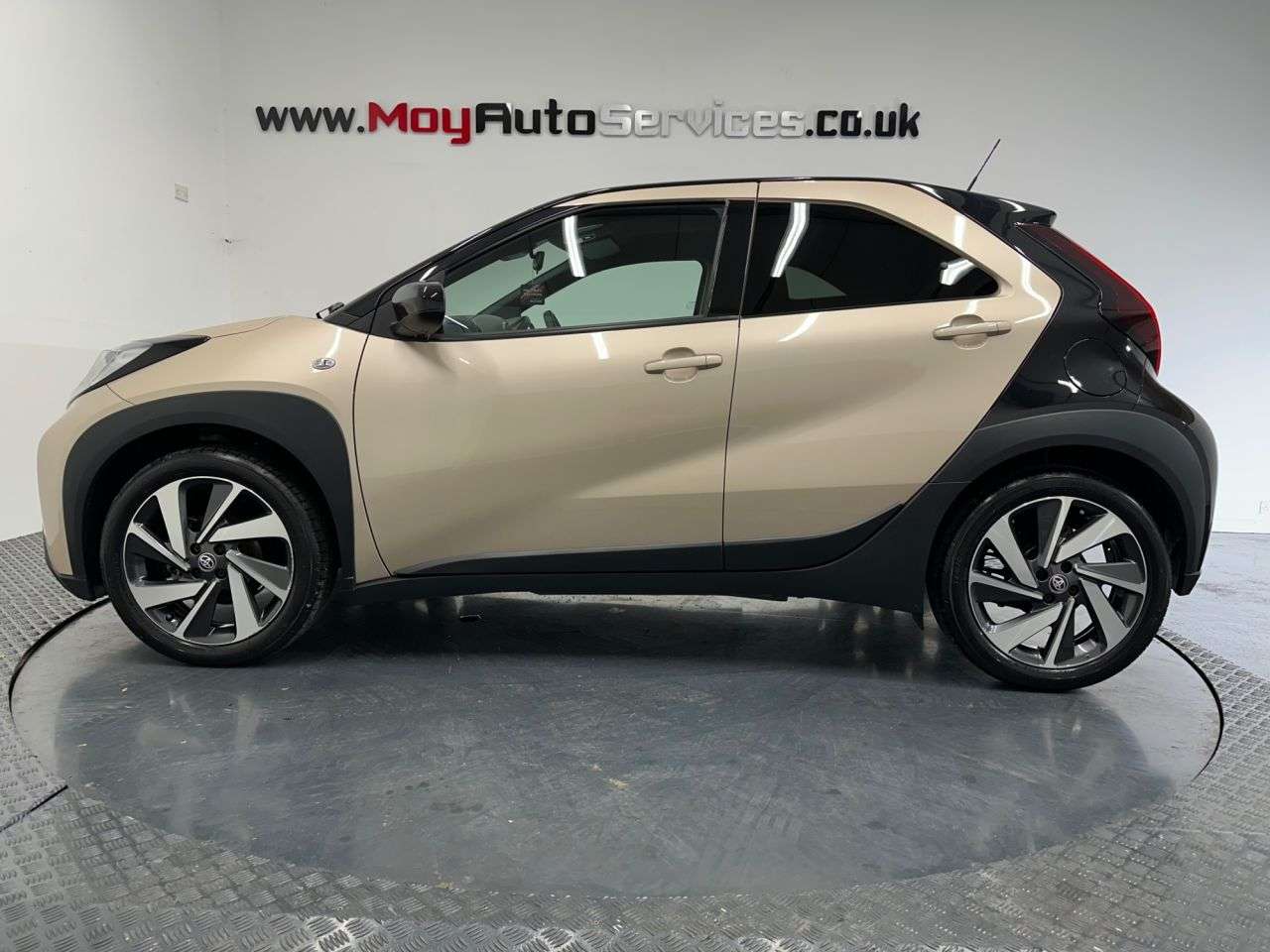 A 2024 TOYOTA AYGO X 1.0 VVT-i Edge Hatchback 5dr Petrol x-shift Euro 6 (s/s) (72 ps) A 2024 TOYOTA AYGO X 1.0 VVT-i Edge Hatchback 5dr Petrol x-shift Euro 6 (s/s) (72 ps)