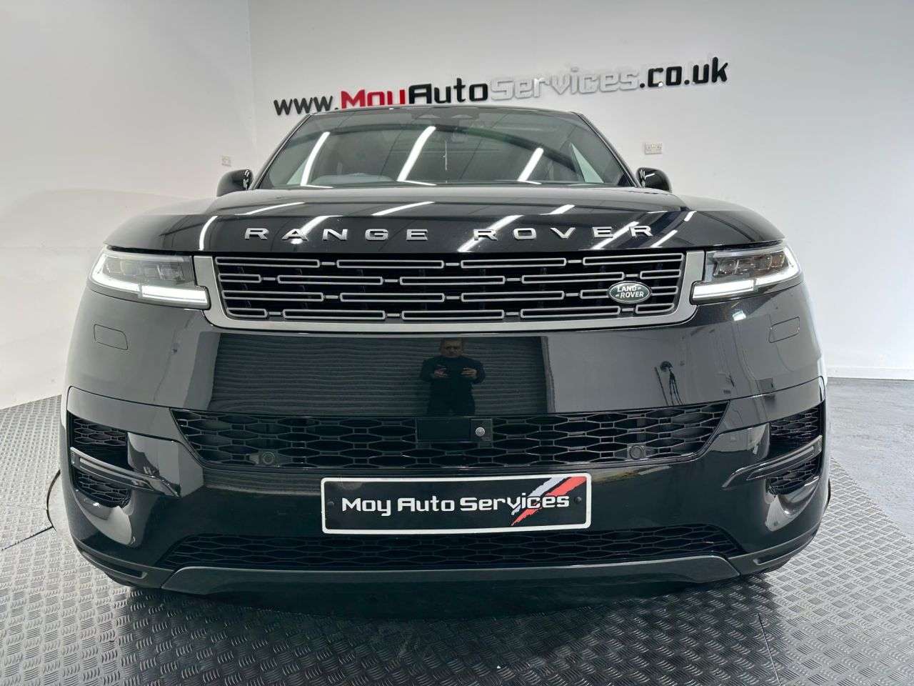 A 2023 LAND ROVER RANGE ROVER SPORT 3.0 P440e 38.2kWh SE SUV 5dr Petrol Plug-in Hybrid Auto 4WD Euro 6 (s/s) (4 A 2023 LAND ROVER RANGE ROVER SPORT 3.0 P440e 38.2kWh SE SUV 5dr Petrol Plug-in Hybrid Auto 4WD Euro 6 (s/s) (4