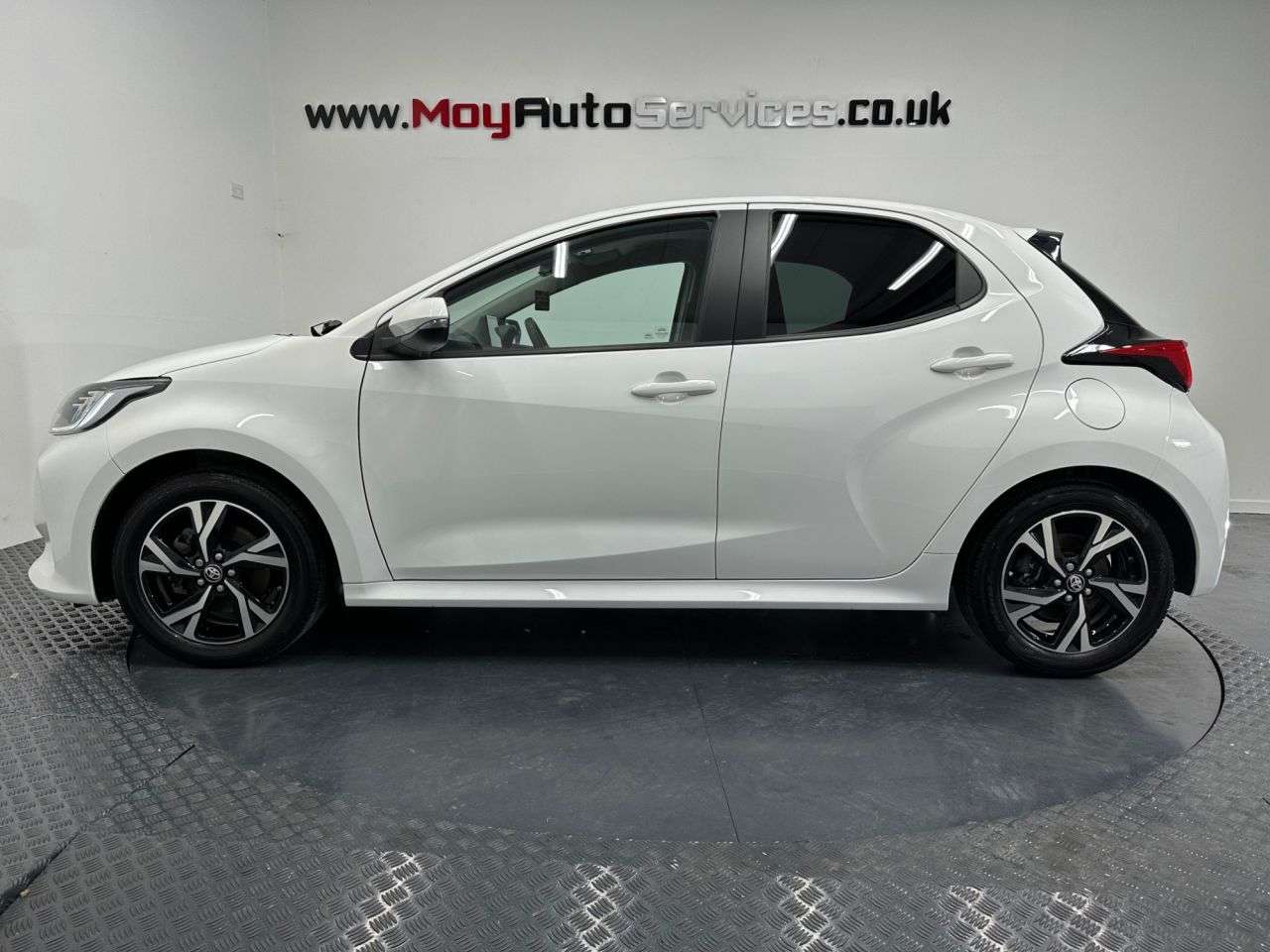 A 2024 TOYOTA YARIS 1.5 VVT-h Design Hatchback 5dr Petrol Hybrid E-CVT Euro 6 (s/s) (116 ps) A 2024 TOYOTA YARIS 1.5 VVT-h Design Hatchback 5dr Petrol Hybrid E-CVT Euro 6 (s/s) (116 ps)