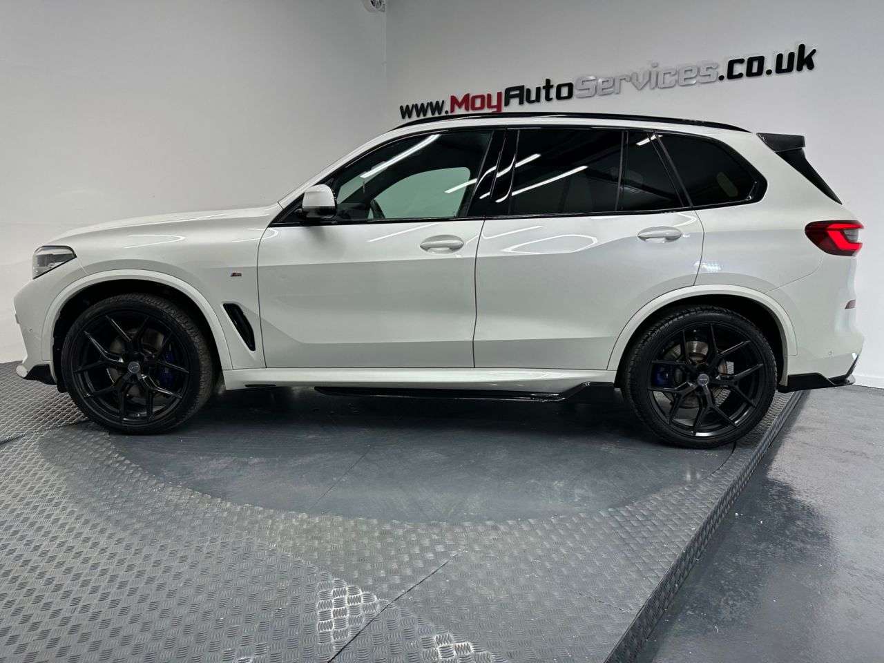 A 2019 BMW X5 3.0 30d M Sport SUV 5dr Diesel Auto xDrive Euro 6 (s/s) (265 ps) A 2019 BMW X5 3.0 30d M Sport SUV 5dr Diesel Auto xDrive Euro 6 (s/s) (265 ps)