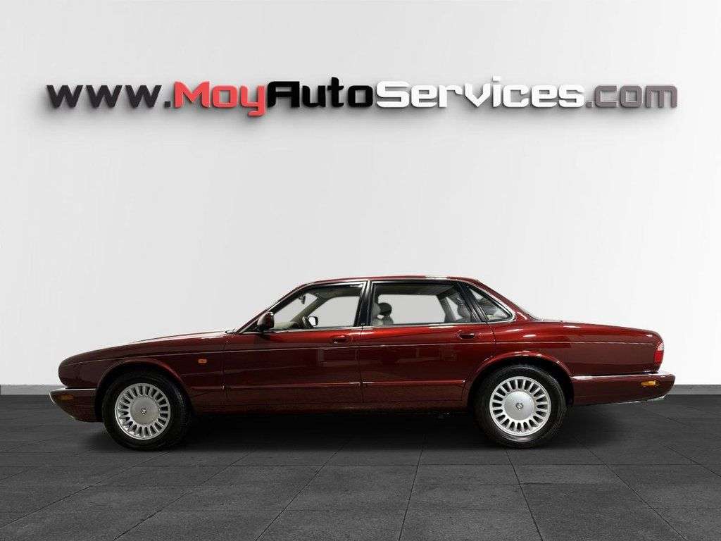 A 1998 JAGUAR XJ 3.2 XJ8 Saloon 4dr Petrol Automatic (288 g/km, 240 bhp) A 1998 JAGUAR XJ 3.2 XJ8 Saloon 4dr Petrol Automatic (288 g/km, 240 bhp)
