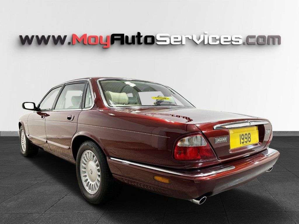 A 1998 JAGUAR XJ 3.2 XJ8 Saloon 4dr Petrol Automatic (288 g/km, 240 bhp) A 1998 JAGUAR XJ 3.2 XJ8 Saloon 4dr Petrol Automatic (288 g/km, 240 bhp)
