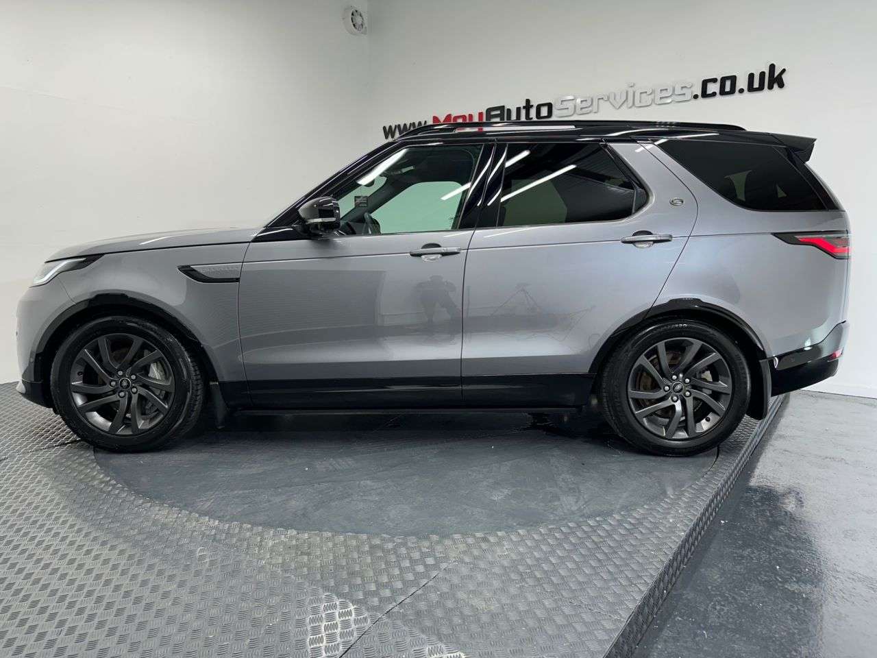 A 2023 LAND ROVER DISCOVERY 3.0 D300 MHEV R-Dynamic SE SUV 5dr Diesel Auto 4WD Euro 6 (s/s) (300 ps) A 2023 LAND ROVER DISCOVERY 3.0 D300 MHEV R-Dynamic SE SUV 5dr Diesel Auto 4WD Euro 6 (s/s) (300 ps)