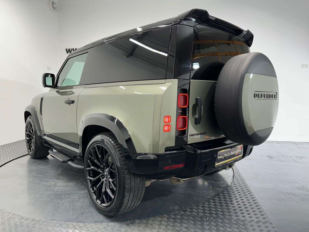 A 2024 LAND ROVER DEFENDER 90 3.0 D250 MHEV Hard Top SUV 3dr Diesel Auto 4WD SWB Euro 6 (s/s) (250 ps) A 2024 LAND ROVER DEFENDER 90 3.0 D250 MHEV Hard Top SUV 3dr Diesel Auto 4WD SWB Euro 6 (s/s) (250 ps)