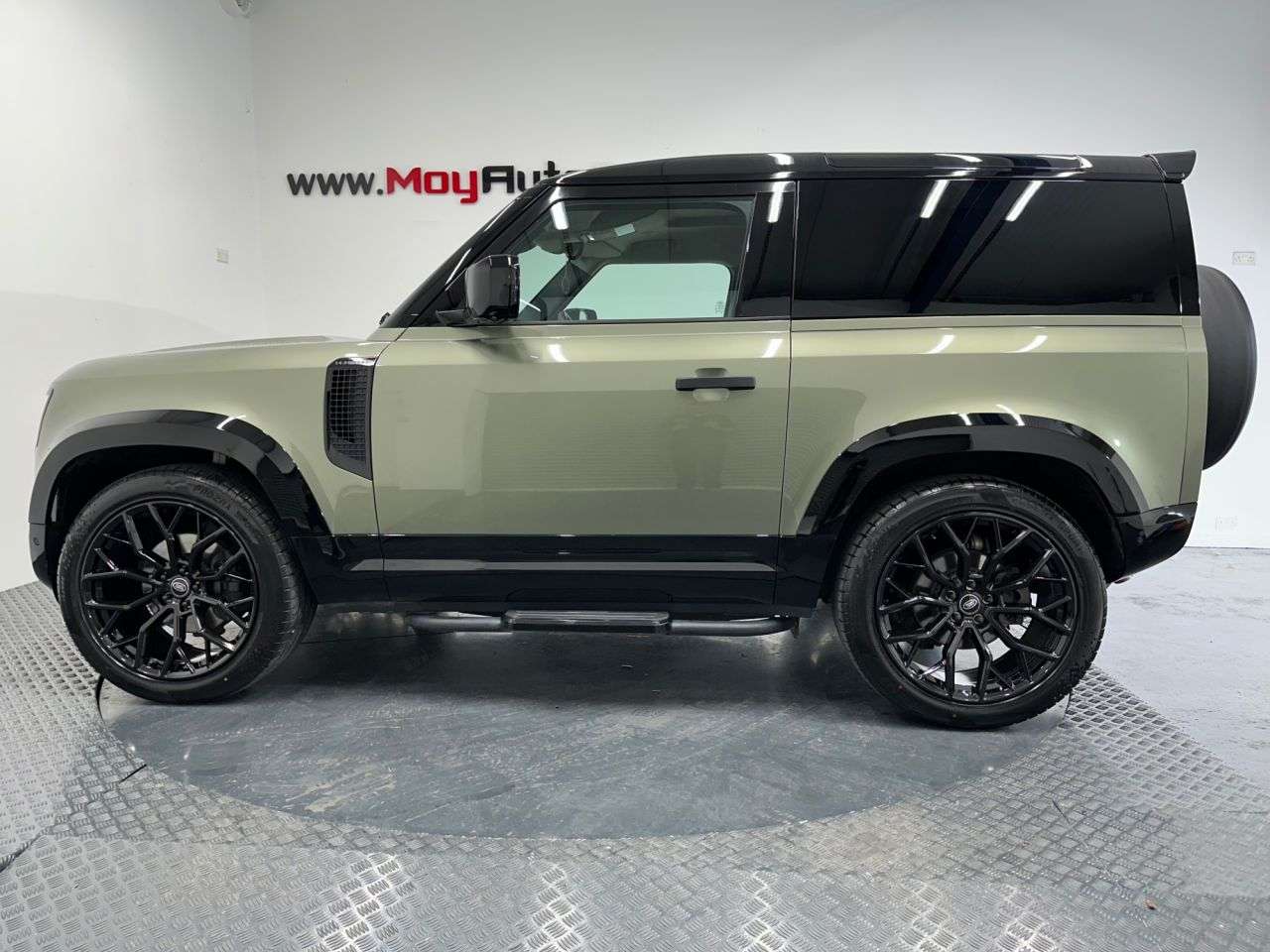 A 2024 LAND ROVER DEFENDER 90 3.0 D250 MHEV Hard Top SUV 3dr Diesel Auto 4WD SWB Euro 6 (s/s) (250 ps) A 2024 LAND ROVER DEFENDER 90 3.0 D250 MHEV Hard Top SUV 3dr Diesel Auto 4WD SWB Euro 6 (s/s) (250 ps)