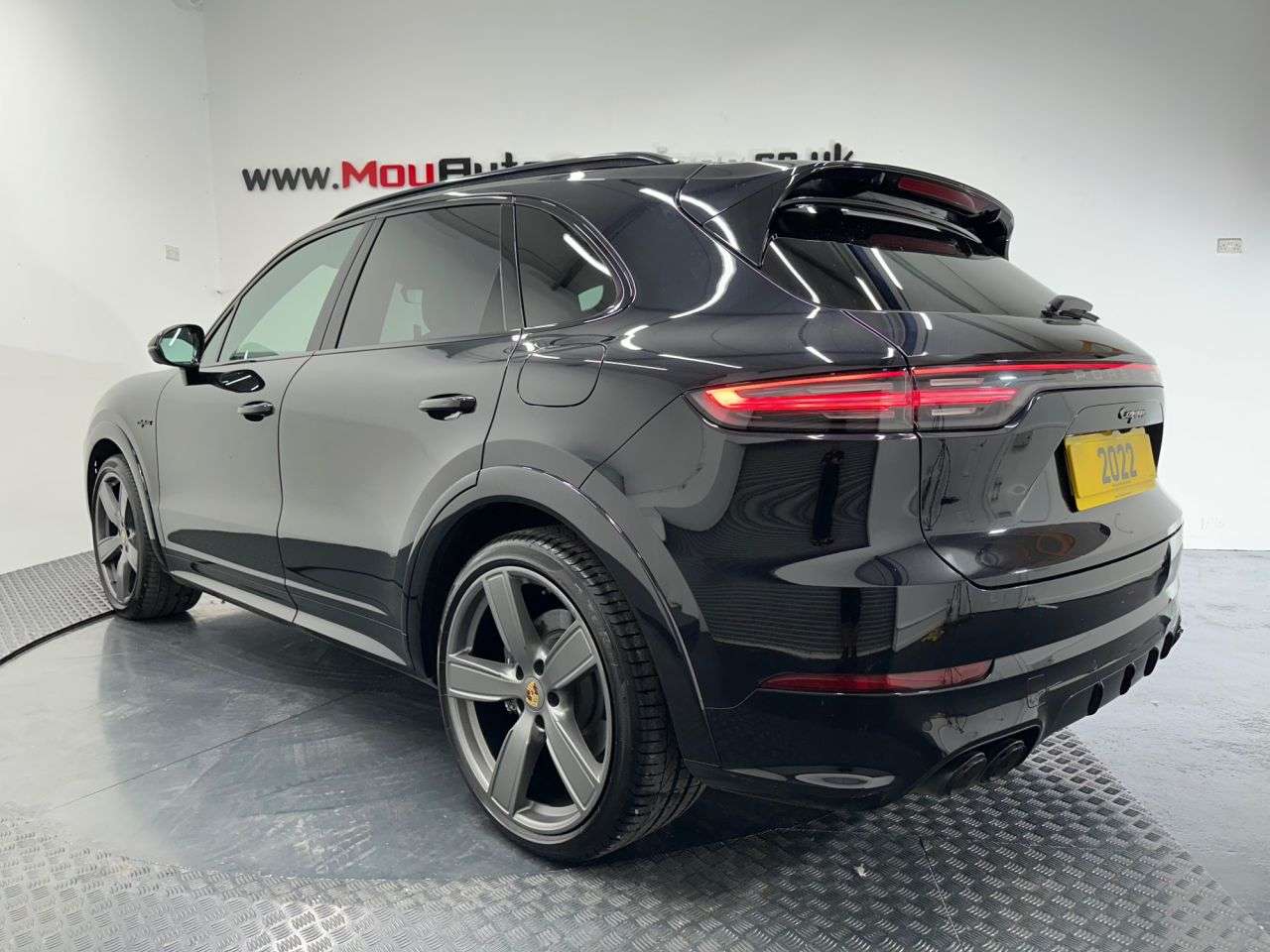 A 2022 PORSCHE CAYENNE 3.0 V6 E-Hybrid 17.9kWh Platinum Edition SUV 5dr Petrol Plug-in Hybrid Tipt A 2022 PORSCHE CAYENNE 3.0 V6 E-Hybrid 17.9kWh Platinum Edition SUV 5dr Petrol Plug-in Hybrid Tipt