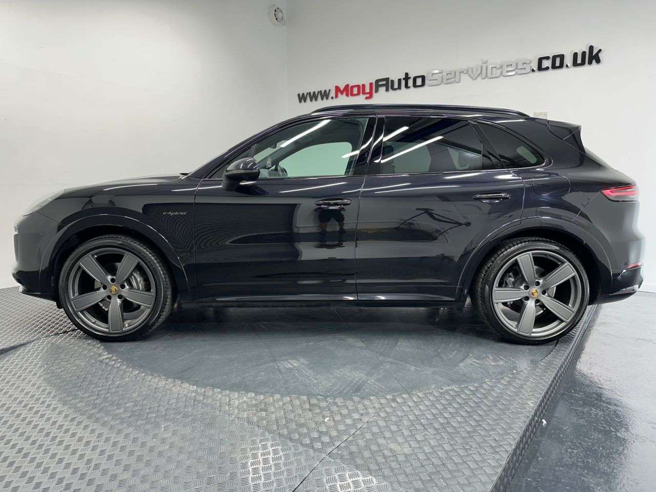 A 2022 PORSCHE CAYENNE 3.0 V6 E-Hybrid 17.9kWh Platinum Edition SUV 5dr Petrol Plug-in Hybrid Tipt A 2022 PORSCHE CAYENNE 3.0 V6 E-Hybrid 17.9kWh Platinum Edition SUV 5dr Petrol Plug-in Hybrid Tipt