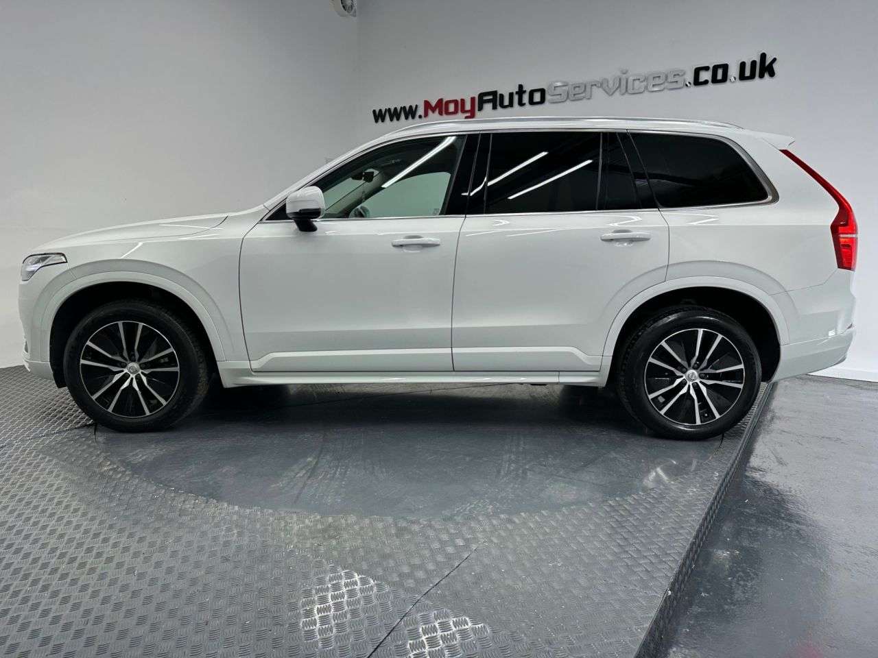 A 2022 VOLVO XC90 2.0 B5 MHEV Momentum SUV 5dr Diesel Hybrid Auto 4WD Euro 6 (s/s) (235 ps) A 2022 VOLVO XC90 2.0 B5 MHEV Momentum SUV 5dr Diesel Hybrid Auto 4WD Euro 6 (s/s) (235 ps)