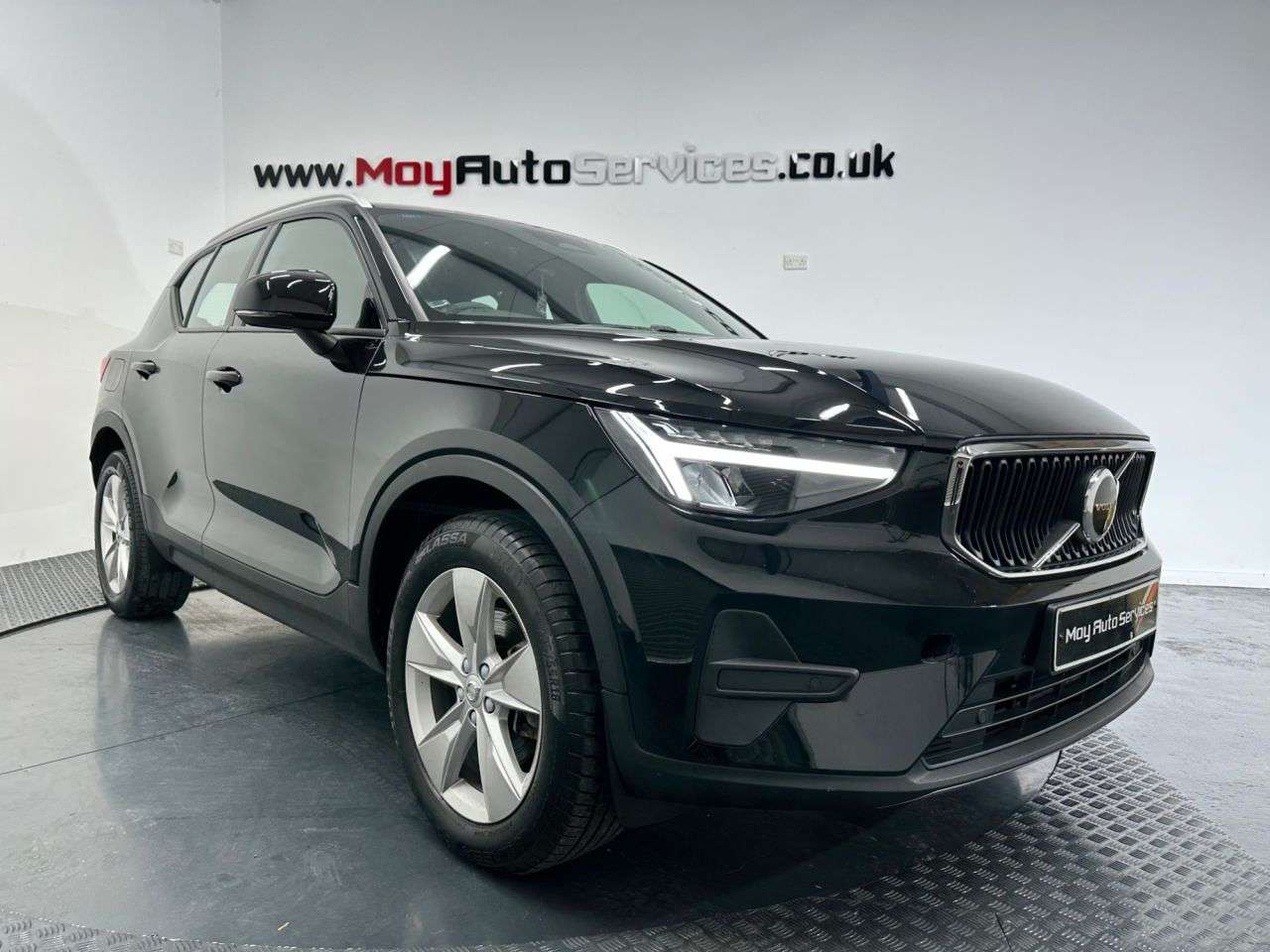 A 2023 VOLVO XC40 2.0 B3 MHEV Core SUV 5dr Petrol Hybrid DCT Auto Euro 6 (s/s) (163 ps) A 2023 VOLVO XC40 2.0 B3 MHEV Core SUV 5dr Petrol Hybrid DCT Auto Euro 6 (s/s) (163 ps)