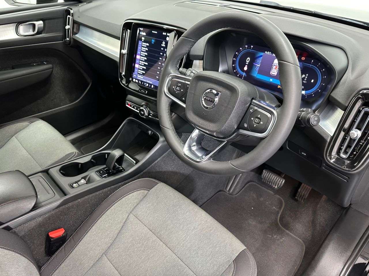 2023 VOLVO XC40 2023 VOLVO XC40