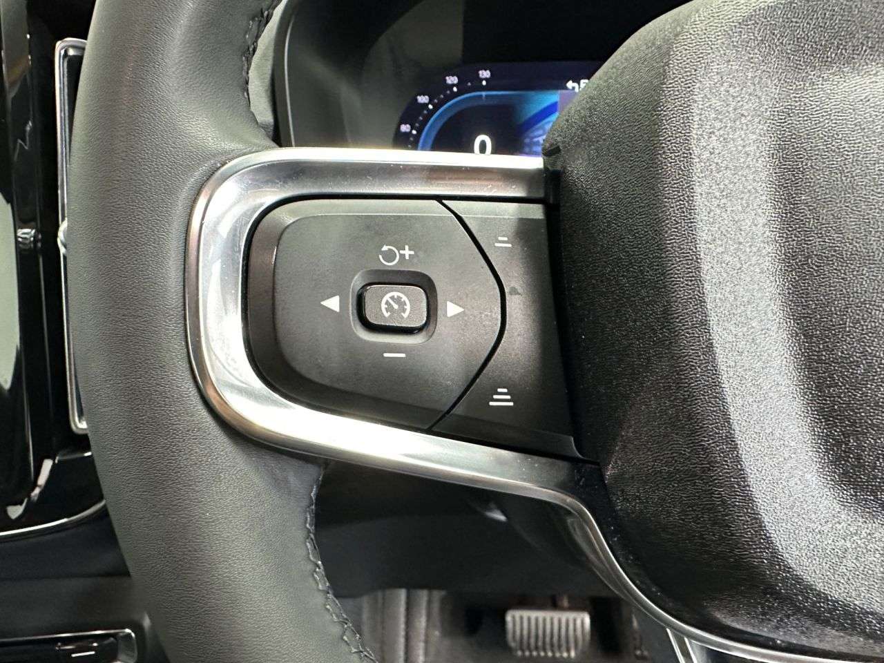 2023 VOLVO XC40 2023 VOLVO XC40
