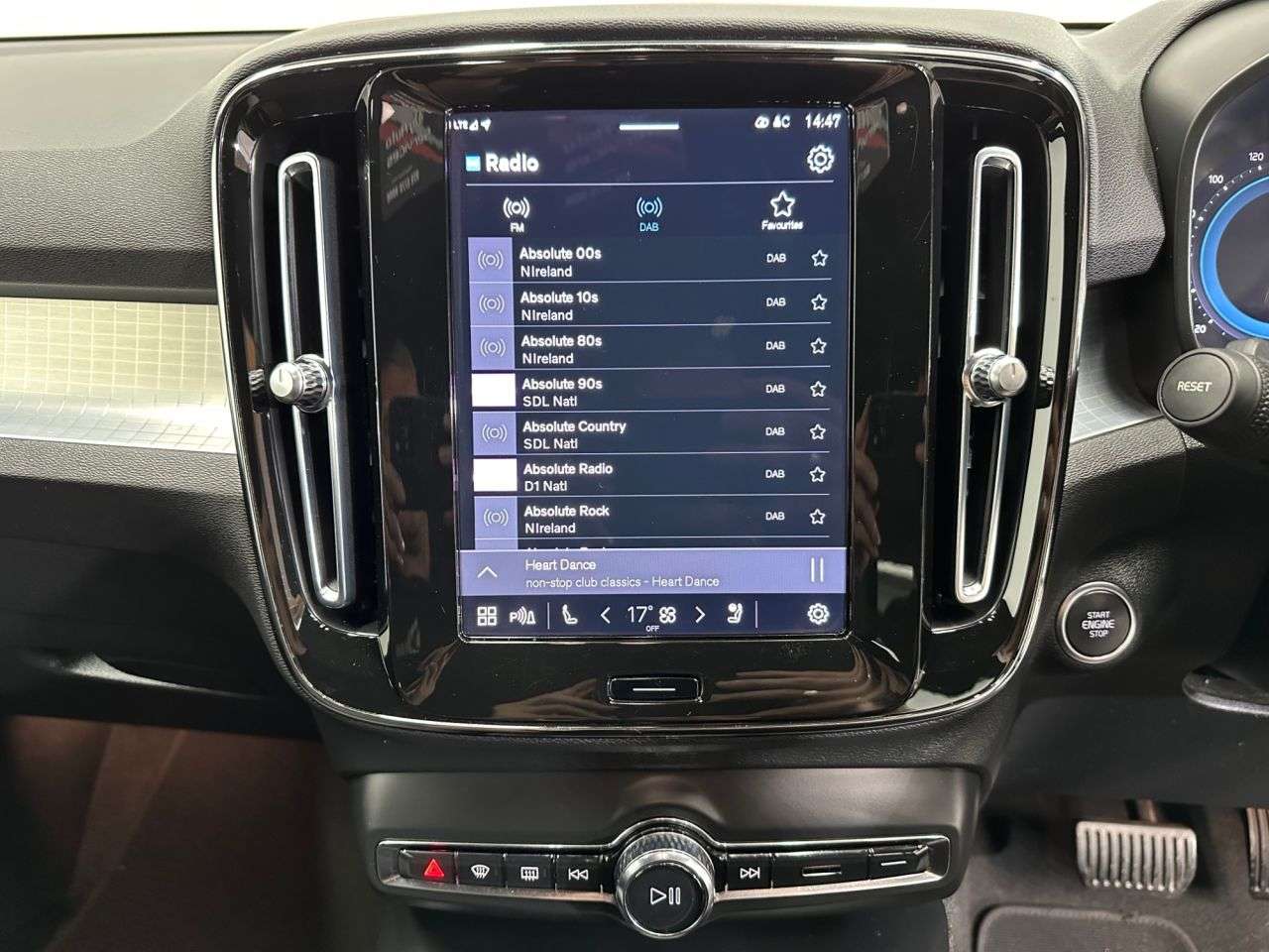 2023 VOLVO XC40 2023 VOLVO XC40