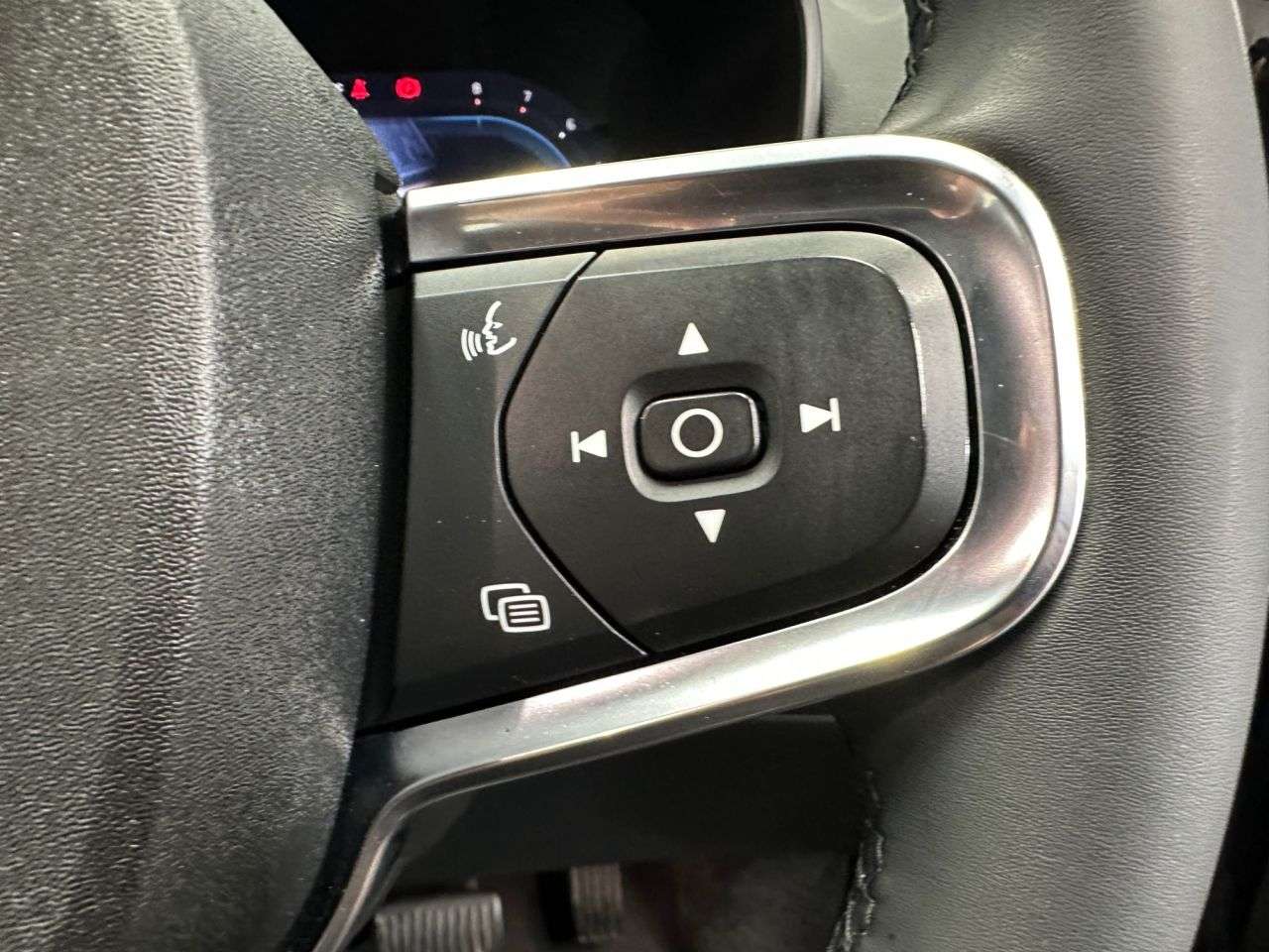 2023 VOLVO XC40 2023 VOLVO XC40
