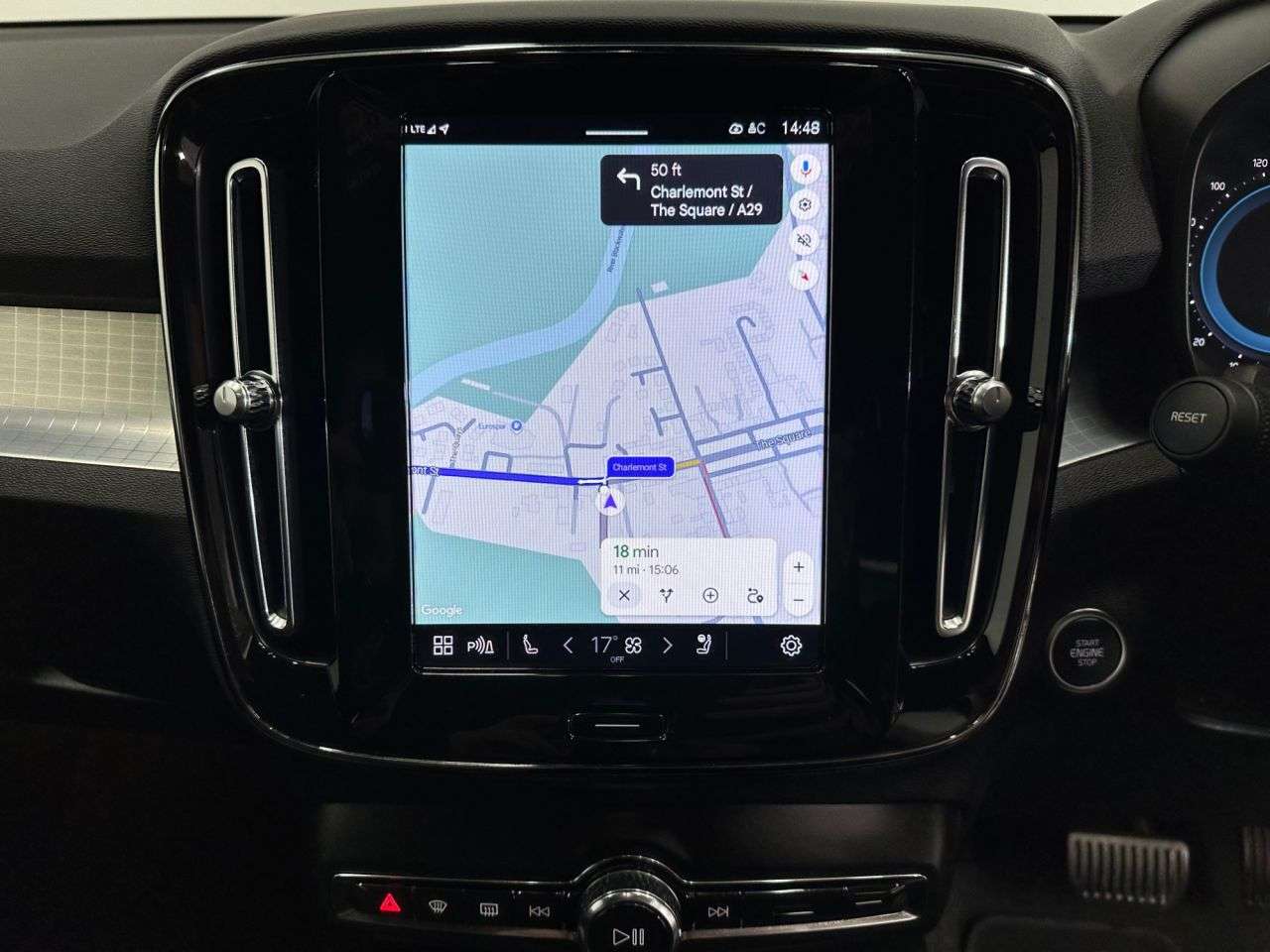 2023 VOLVO XC40 2023 VOLVO XC40