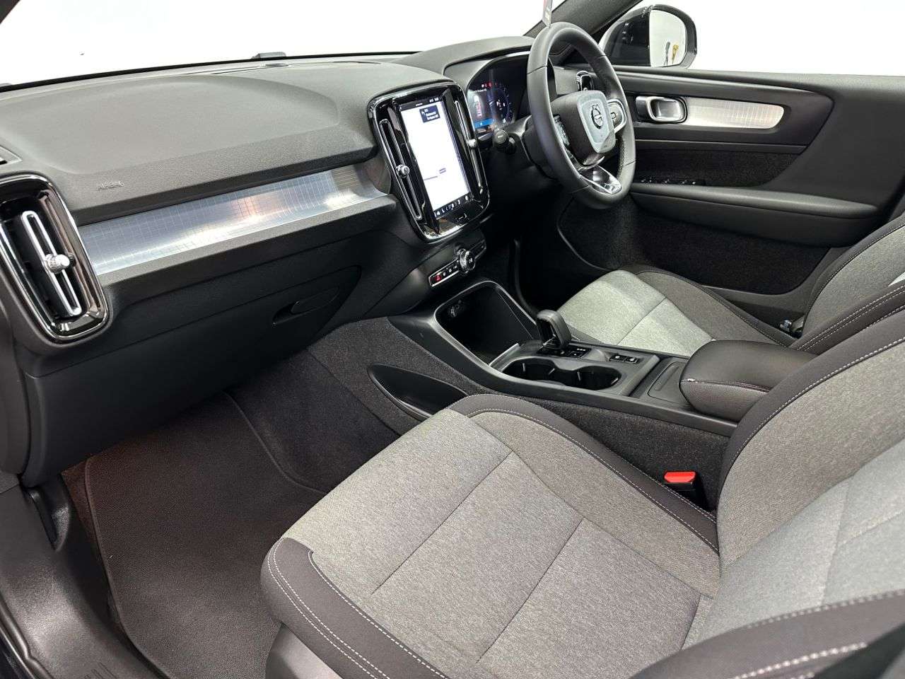2023 VOLVO XC40 2023 VOLVO XC40
