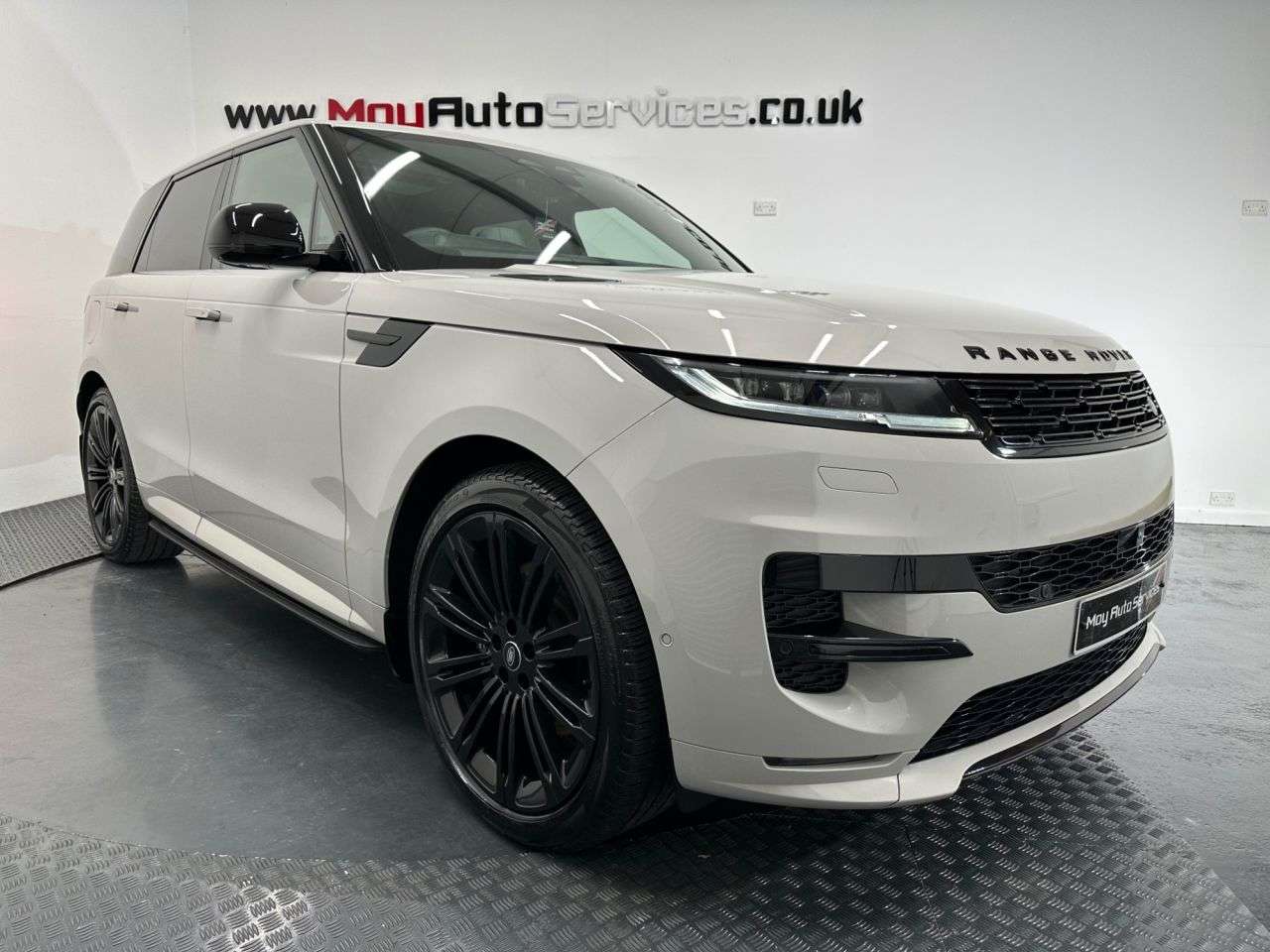 A 2023 LAND ROVER RANGE ROVER SPORT 3.0 D300 MHEV Dynamic SE SUV 5dr Diesel Auto 4WD Euro 6 (s/s) (300 ps) A 2023 LAND ROVER RANGE ROVER SPORT 3.0 D300 MHEV Dynamic SE SUV 5dr Diesel Auto 4WD Euro 6 (s/s) (300 ps)