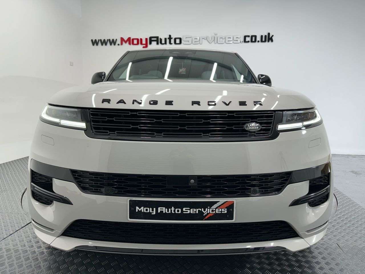 A 2023 LAND ROVER RANGE ROVER SPORT 3.0 D300 MHEV Dynamic SE SUV 5dr Diesel Auto 4WD Euro 6 (s/s) (300 ps) A 2023 LAND ROVER RANGE ROVER SPORT 3.0 D300 MHEV Dynamic SE SUV 5dr Diesel Auto 4WD Euro 6 (s/s) (300 ps)