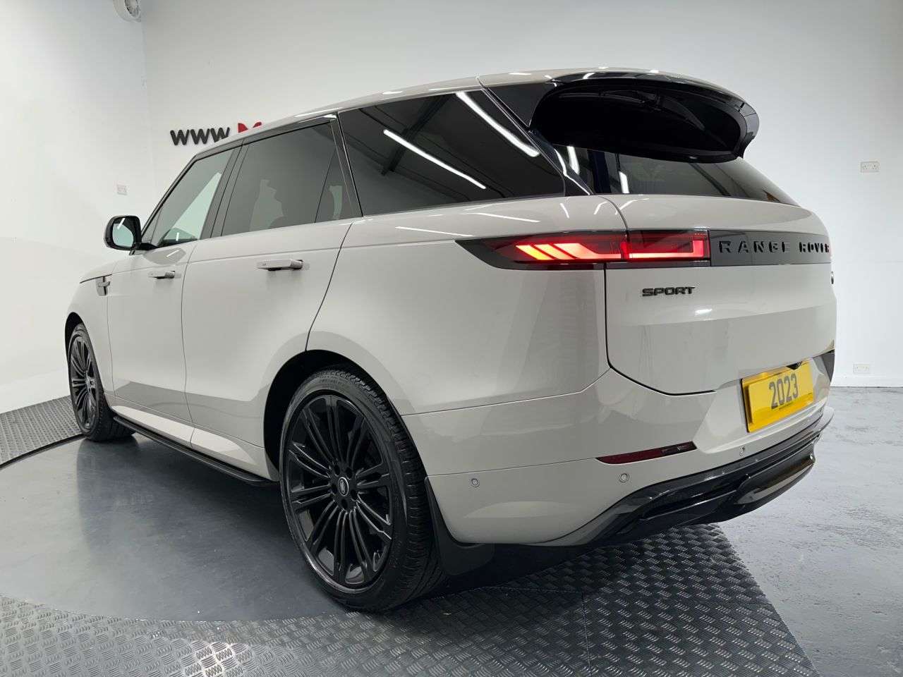 A 2023 LAND ROVER RANGE ROVER SPORT 3.0 D300 MHEV Dynamic SE SUV 5dr Diesel Auto 4WD Euro 6 (s/s) (300 ps) A 2023 LAND ROVER RANGE ROVER SPORT 3.0 D300 MHEV Dynamic SE SUV 5dr Diesel Auto 4WD Euro 6 (s/s) (300 ps)