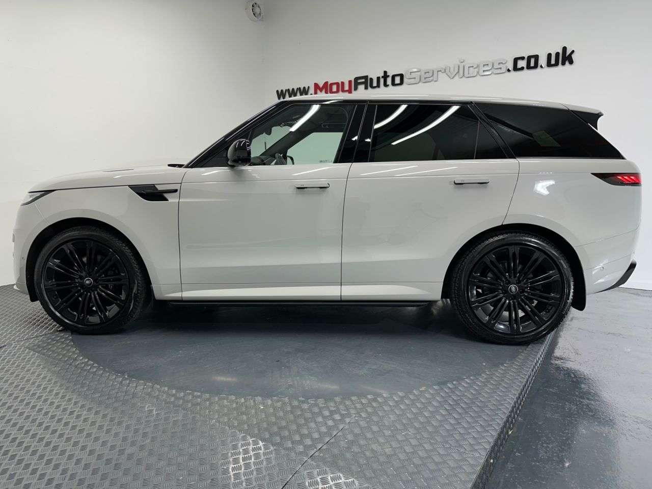 A 2023 LAND ROVER RANGE ROVER SPORT 3.0 D300 MHEV Dynamic SE SUV 5dr Diesel Auto 4WD Euro 6 (s/s) (300 ps) A 2023 LAND ROVER RANGE ROVER SPORT 3.0 D300 MHEV Dynamic SE SUV 5dr Diesel Auto 4WD Euro 6 (s/s) (300 ps)