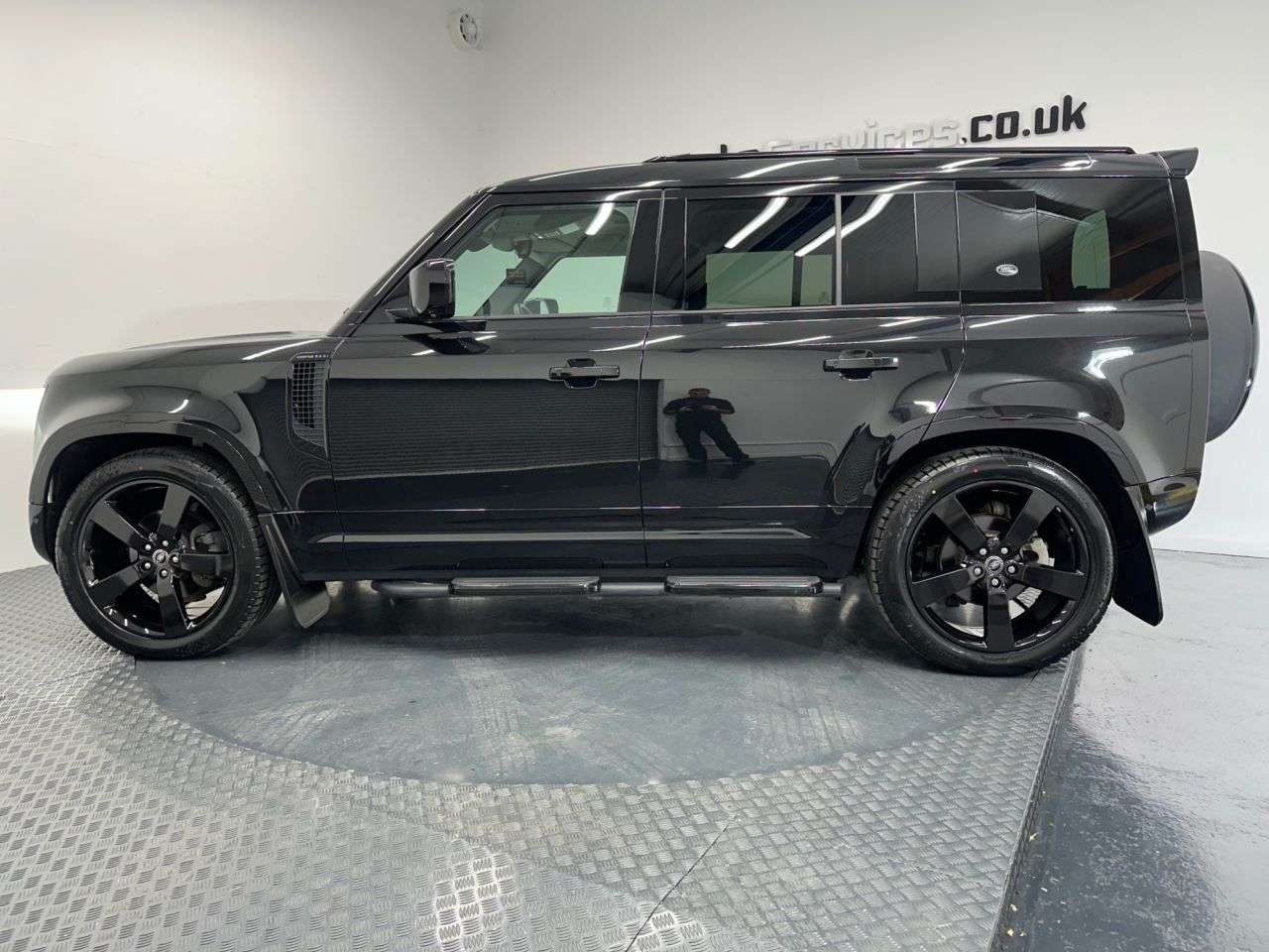 A 2022 LAND ROVER DEFENDER 110 3.0 D250 MHEV XS Edition SUV 5dr Diesel Auto 4WD Euro 6 (s/s) (250 ps) A 2022 LAND ROVER DEFENDER 110 3.0 D250 MHEV XS Edition SUV 5dr Diesel Auto 4WD Euro 6 (s/s) (250 ps)