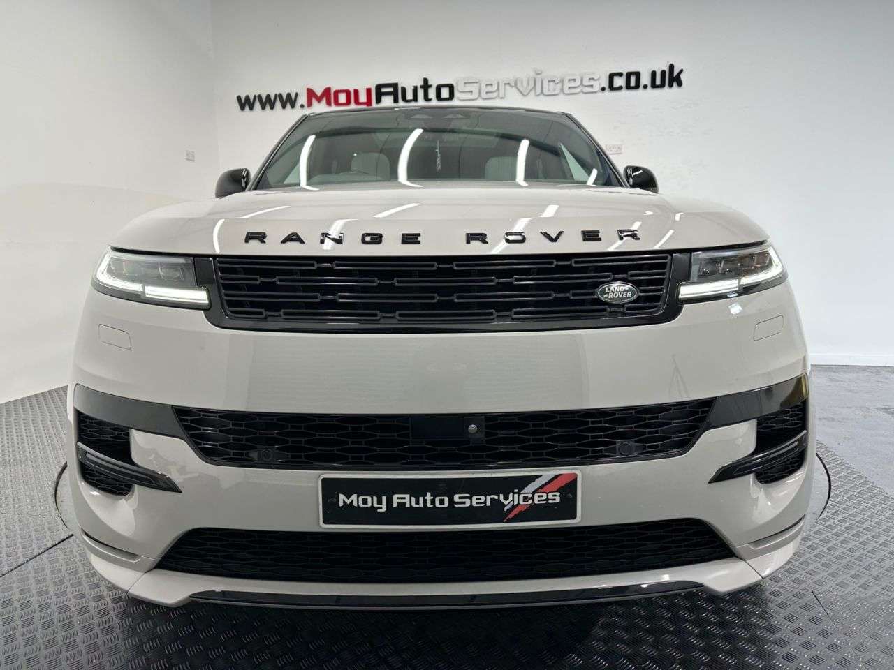 A 2023 LAND ROVER RANGE ROVER SPORT 3.0 D300 MHEV Dynamic SE SUV 5dr Diesel Auto 4WD Euro 6 (s/s) (300 ps) A 2023 LAND ROVER RANGE ROVER SPORT 3.0 D300 MHEV Dynamic SE SUV 5dr Diesel Auto 4WD Euro 6 (s/s) (300 ps)