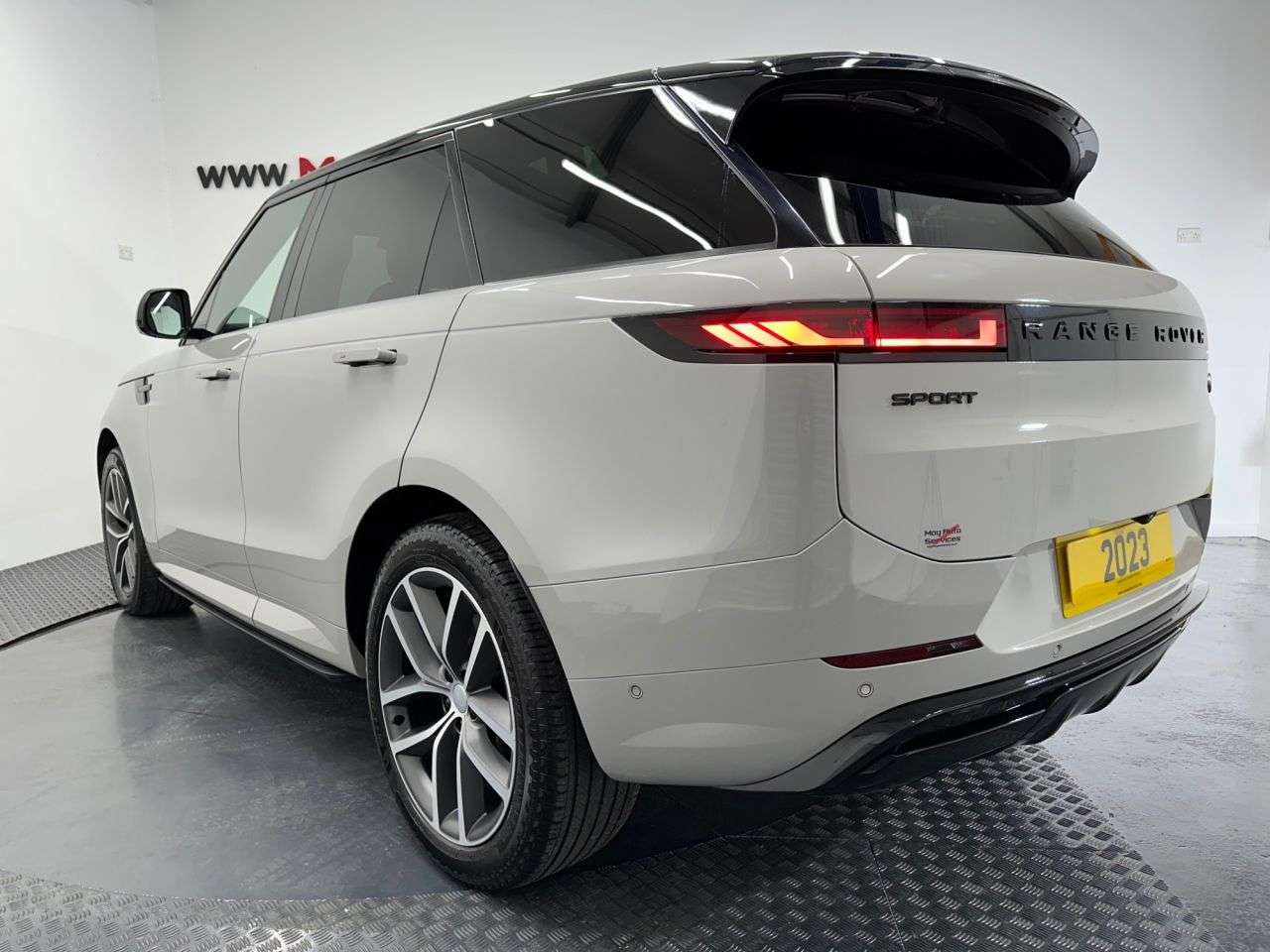 A 2023 LAND ROVER RANGE ROVER SPORT 3.0 D300 MHEV Dynamic SE SUV 5dr Diesel Auto 4WD Euro 6 (s/s) (300 ps) A 2023 LAND ROVER RANGE ROVER SPORT 3.0 D300 MHEV Dynamic SE SUV 5dr Diesel Auto 4WD Euro 6 (s/s) (300 ps)