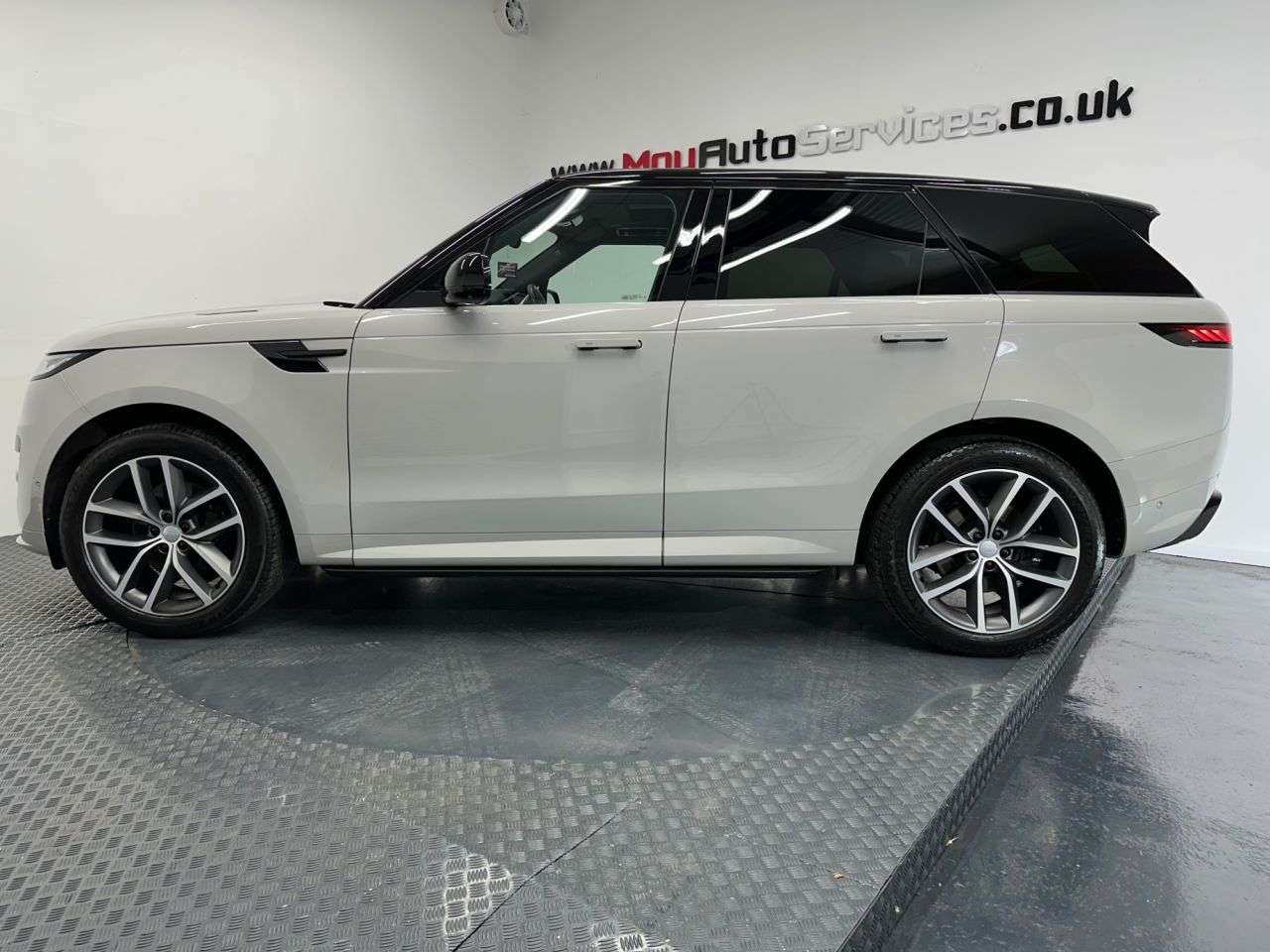 A 2023 LAND ROVER RANGE ROVER SPORT 3.0 D300 MHEV Dynamic SE SUV 5dr Diesel Auto 4WD Euro 6 (s/s) (300 ps) A 2023 LAND ROVER RANGE ROVER SPORT 3.0 D300 MHEV Dynamic SE SUV 5dr Diesel Auto 4WD Euro 6 (s/s) (300 ps)