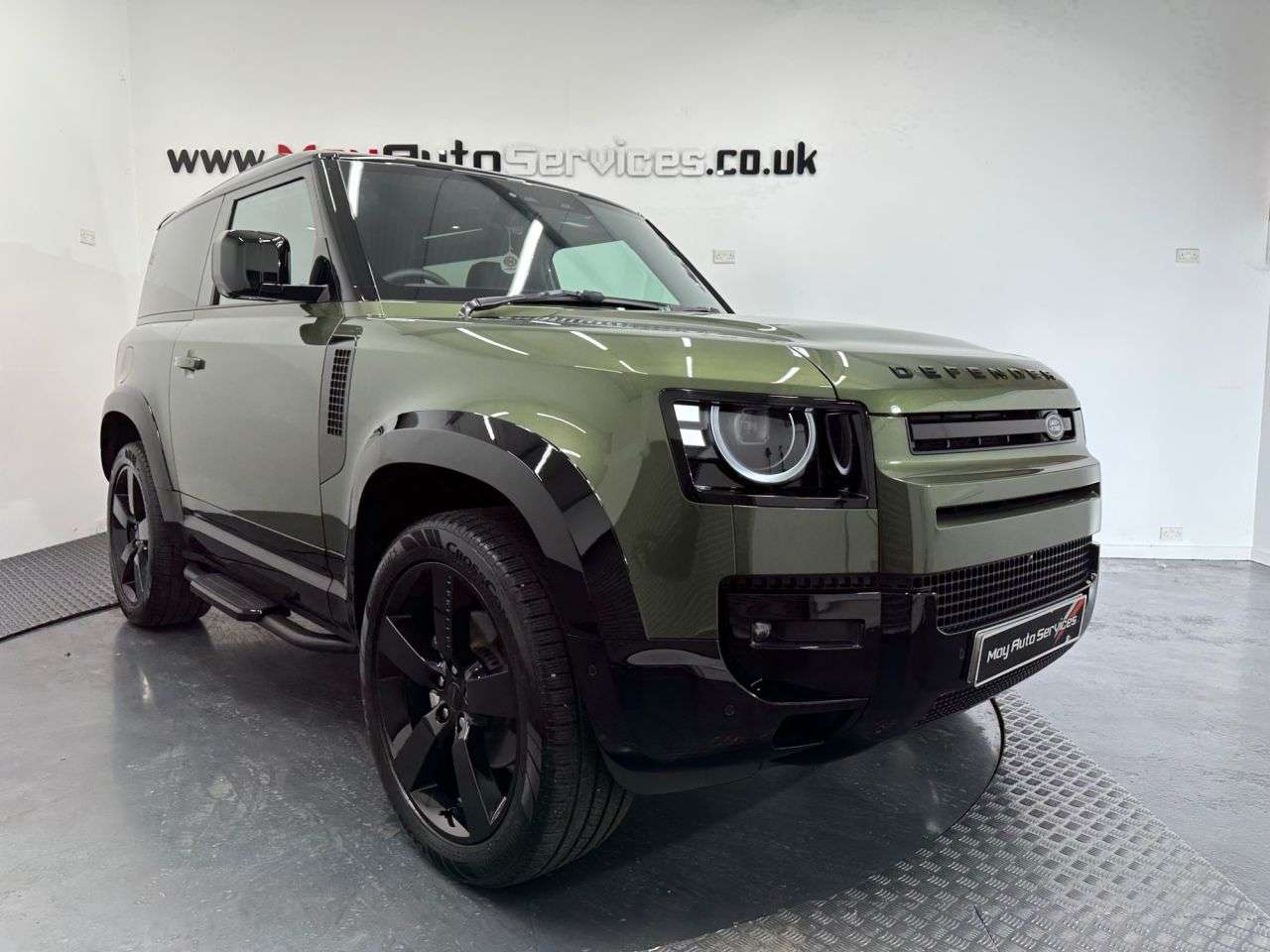 A 2025 LAND ROVER DEFENDER 90 3.0 D250 MHEV X-Dynamic SE SUV 3dr Diesel Auto 4WD Euro 6 (s/s) (250 ps) A 2025 LAND ROVER DEFENDER 90 3.0 D250 MHEV X-Dynamic SE SUV 3dr Diesel Auto 4WD Euro 6 (s/s) (250 ps)