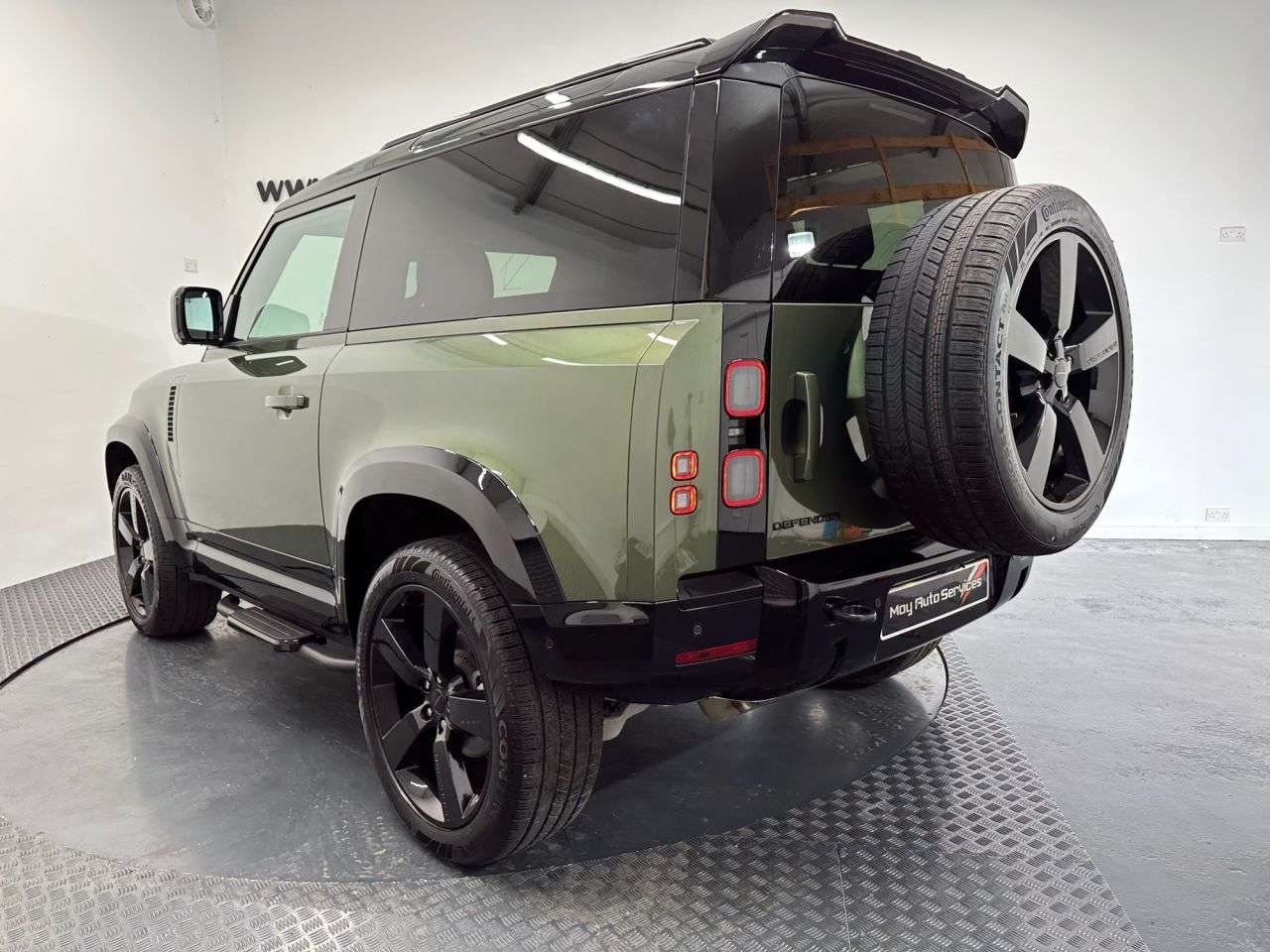 A 2025 LAND ROVER DEFENDER 90 3.0 D250 MHEV X-Dynamic SE SUV 3dr Diesel Auto 4WD Euro 6 (s/s) (250 ps) A 2025 LAND ROVER DEFENDER 90 3.0 D250 MHEV X-Dynamic SE SUV 3dr Diesel Auto 4WD Euro 6 (s/s) (250 ps)