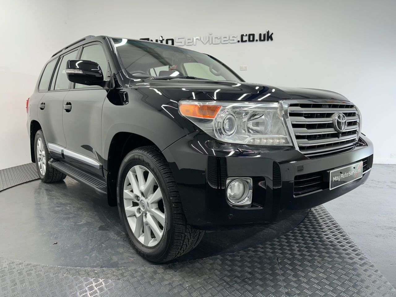 A 2013 TOYOTA LAND CRUISER 4.5 D-4D V8 SUV 5dr Diesel Auto 4WD Euro 5 (268 ps) A 2013 TOYOTA LAND CRUISER 4.5 D-4D V8 SUV 5dr Diesel Auto 4WD Euro 5 (268 ps)