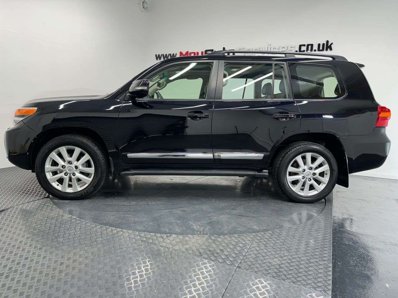 A 2013 TOYOTA LAND CRUISER 4.5 D-4D V8 SUV 5dr Diesel Auto 4WD Euro 5 (268 ps) A 2013 TOYOTA LAND CRUISER 4.5 D-4D V8 SUV 5dr Diesel Auto 4WD Euro 5 (268 ps)