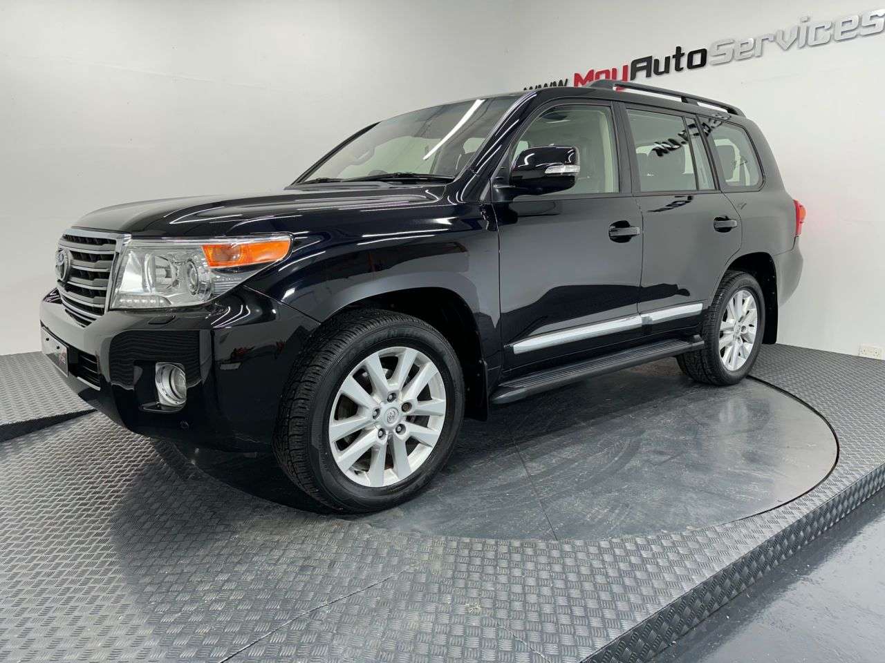 A 2013 TOYOTA LAND CRUISER 4.5 D-4D V8 SUV 5dr Diesel Auto 4WD Euro 5 (268 ps) A 2013 TOYOTA LAND CRUISER 4.5 D-4D V8 SUV 5dr Diesel Auto 4WD Euro 5 (268 ps)