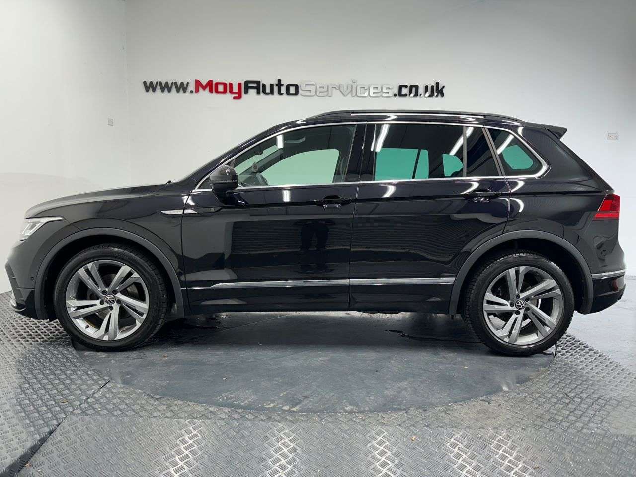A 2023 VOLKSWAGEN TIGUAN 1.5 TSI R-Line Edition SUV 5dr Petrol DSG Euro 6 (s/s) (150 ps) A 2023 VOLKSWAGEN TIGUAN 1.5 TSI R-Line Edition SUV 5dr Petrol DSG Euro 6 (s/s) (150 ps)