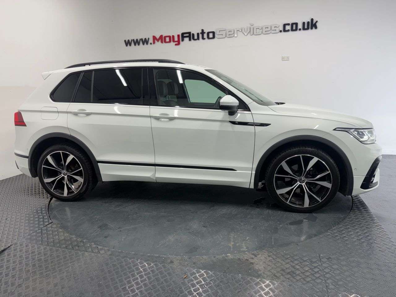 A 2021 VOLKSWAGEN TIGUAN 2.0 TDI R-Line SUV 5dr Diesel DSG Euro 6 (s/s) (150 ps) A 2021 VOLKSWAGEN TIGUAN 2.0 TDI R-Line SUV 5dr Diesel DSG Euro 6 (s/s) (150 ps)
