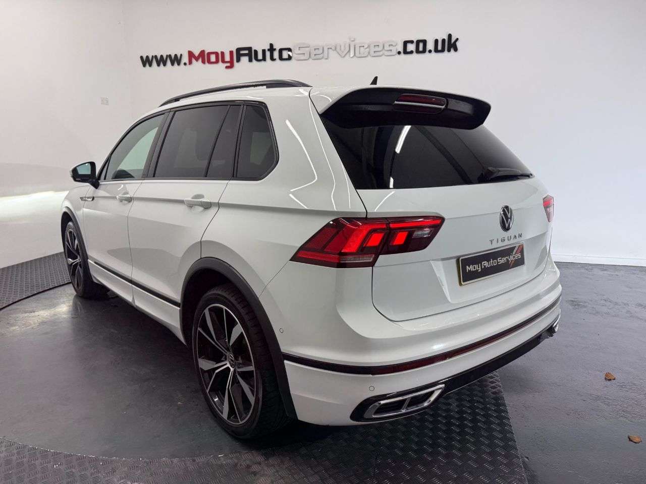 A 2021 VOLKSWAGEN TIGUAN 2.0 TDI R-Line SUV 5dr Diesel DSG Euro 6 (s/s) (150 ps) A 2021 VOLKSWAGEN TIGUAN 2.0 TDI R-Line SUV 5dr Diesel DSG Euro 6 (s/s) (150 ps)