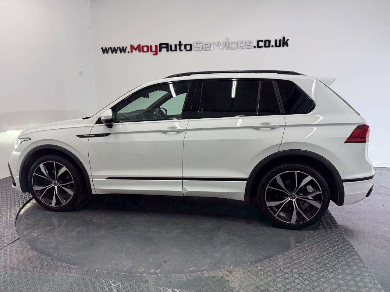 A 2021 VOLKSWAGEN TIGUAN 2.0 TDI R-Line SUV 5dr Diesel DSG Euro 6 (s/s) (150 ps) A 2021 VOLKSWAGEN TIGUAN 2.0 TDI R-Line SUV 5dr Diesel DSG Euro 6 (s/s) (150 ps)