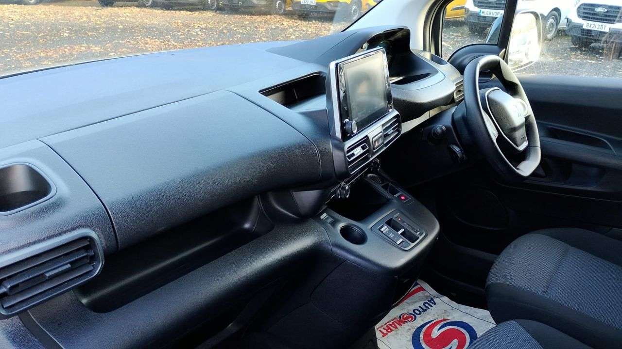 A 2022 PEUGEOT E-PARTNER Professional Premium Standard 800 50 kWh Electric Auto 136 ps With Air Cond A 2022 PEUGEOT E-PARTNER Professional Premium Standard 800 50 kWh Electric Auto 136 ps With Air Cond