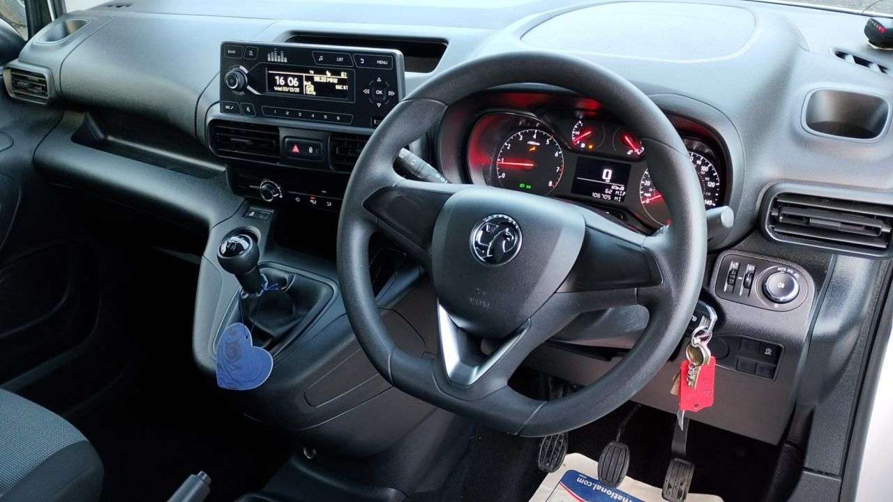 A 2021 VAUXHALL COMBO Edition 1.5 Turbo D 100 ps With Air Conditioning , Electric Windows, Side L A 2021 VAUXHALL COMBO Edition 1.5 Turbo D 100 ps With Air Conditioning , Electric Windows, Side L