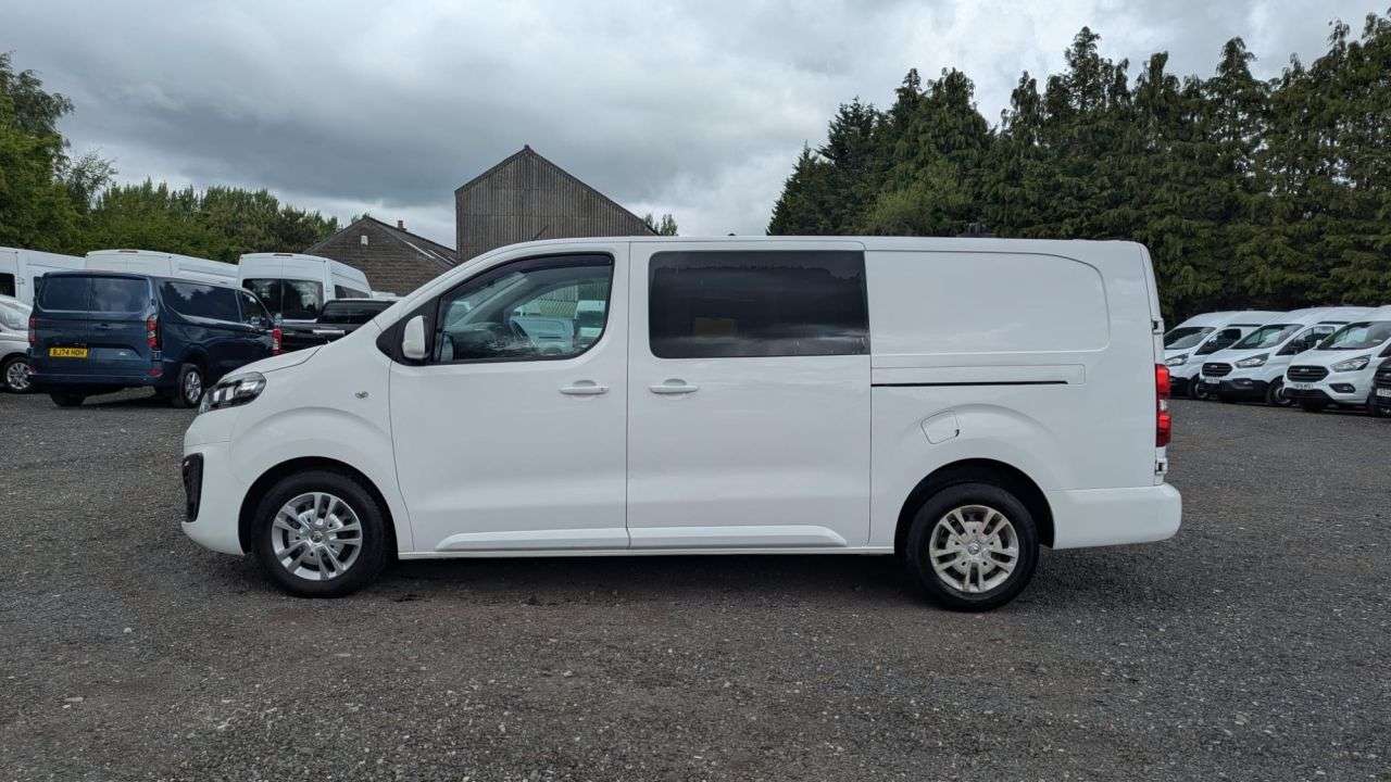 A 2021 VAUXHALL VIVARO Crew Van L2 Turbo D 120 PS Sportive LWB 3100 2.0 LTR Double Cab 6 SEAT FREE A 2021 VAUXHALL VIVARO Crew Van L2 Turbo D 120 PS Sportive LWB 3100 2.0 LTR Double Cab 6 SEAT FREE