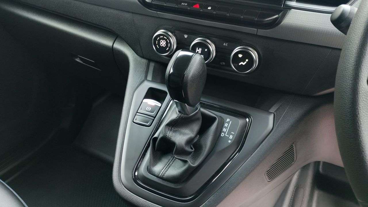 A 2023 NISSAN TOWNSTAR Acenta 45 KWH Electric Auto L1 122 ps . One-owner-from-new Nissan Townstar A 2023 NISSAN TOWNSTAR Acenta 45 KWH Electric Auto L1 122 ps . One-owner-from-new Nissan Townstar