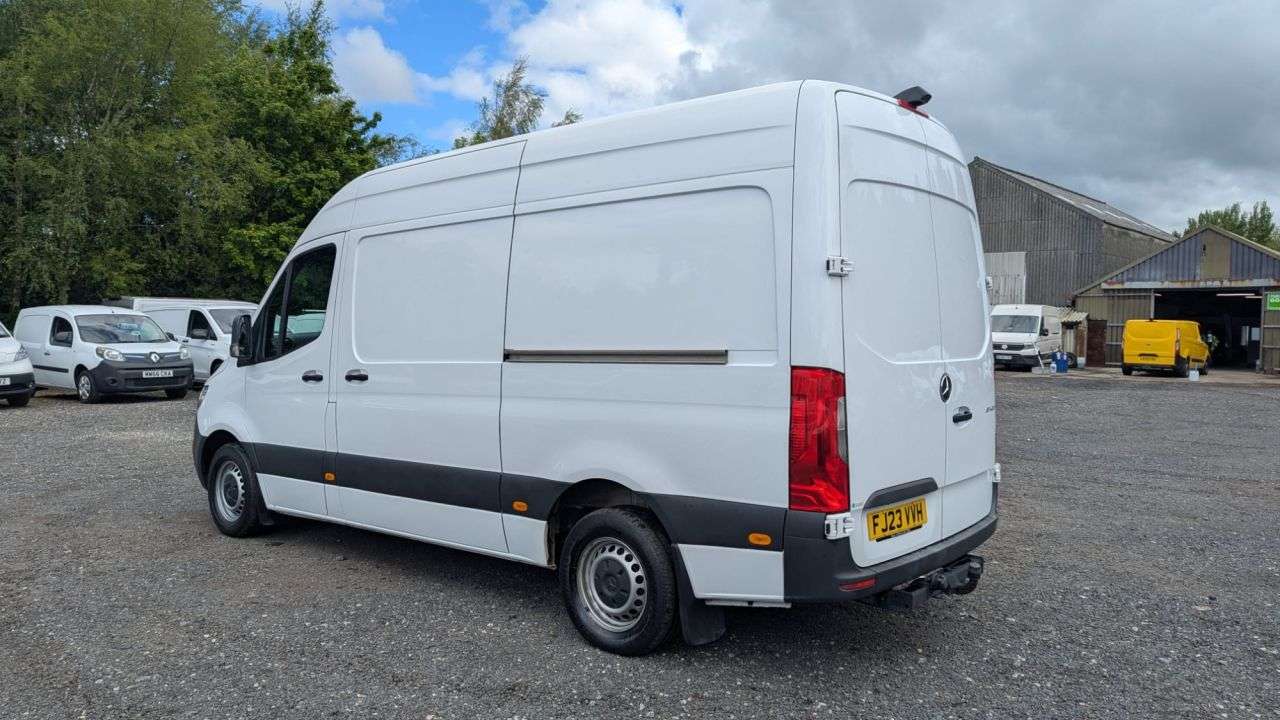 A 2023 MERCEDES-BENZ SPRINTER L2 H2 Progressive 317 CDI Rear Wheel Drive Premium MWB Medium Roof 170 PS W A 2023 MERCEDES-BENZ SPRINTER L2 H2 Progressive 317 CDI Rear Wheel Drive Premium MWB Medium Roof 170 PS W