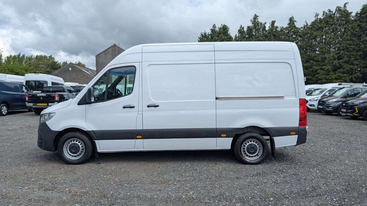 A 2023 MERCEDES-BENZ SPRINTER L2 H2 Progressive 317 CDI Rear Wheel Drive Premium MWB Medium Roof 170 PS W A 2023 MERCEDES-BENZ SPRINTER L2 H2 Progressive 317 CDI Rear Wheel Drive Premium MWB Medium Roof 170 PS W
