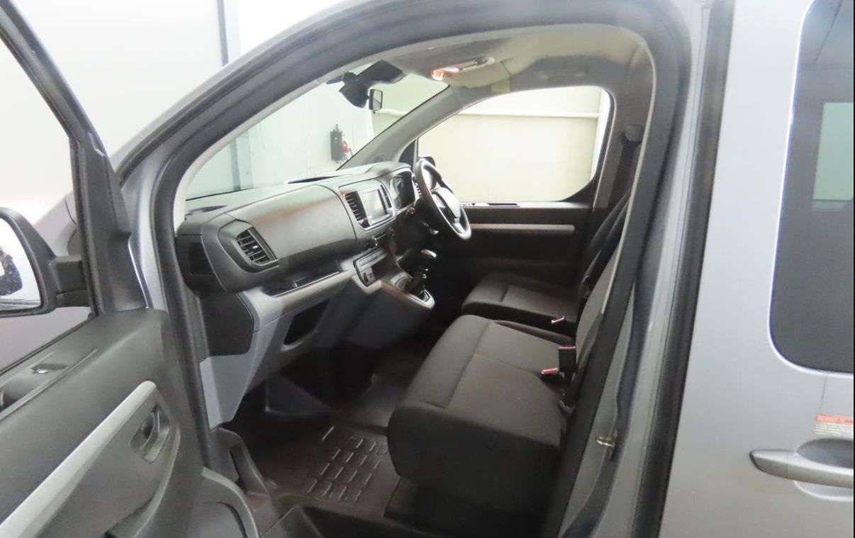 A 2021 VAUXHALL VIVARO Crew Van Sportive L2 H1 2.0 Ltr 120 PS Turbo D Crew Van Double Cab With Air A 2021 VAUXHALL VIVARO Crew Van Sportive L2 H1 2.0 Ltr 120 PS Turbo D Crew Van Double Cab With Air