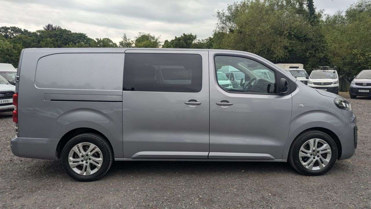 A 2022 VAUXHALL VIVARO Crew Van Sportive Elite L2 H1 145 PS 2.0 Ltr Turbo D LWB Crew Van Double Ca A 2022 VAUXHALL VIVARO Crew Van Sportive Elite L2 H1 145 PS 2.0 Ltr Turbo D LWB Crew Van Double Ca