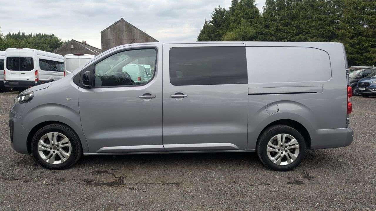 A 2022 VAUXHALL VIVARO Crew Van Sportive Elite L2 H1 145 PS 2.0 Ltr Turbo D LWB Crew Van Double Ca A 2022 VAUXHALL VIVARO Crew Van Sportive Elite L2 H1 145 PS 2.0 Ltr Turbo D LWB Crew Van Double Ca
