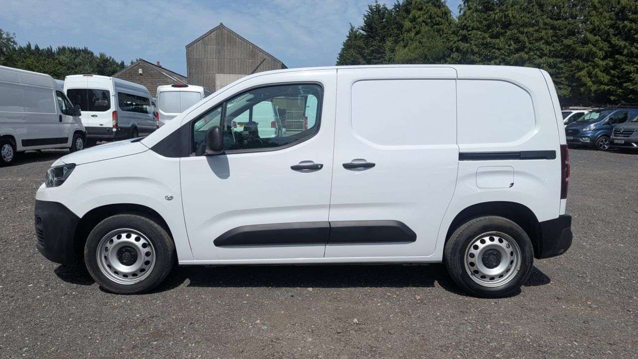 A 2023 CITROEN BERLINGO Enterprise Pro M EAT8 Automatic Blue Hdi 130 PS With Air Conditioning, Elec A 2023 CITROEN BERLINGO Enterprise Pro M EAT8 Automatic Blue Hdi 130 PS With Air Conditioning, Elec