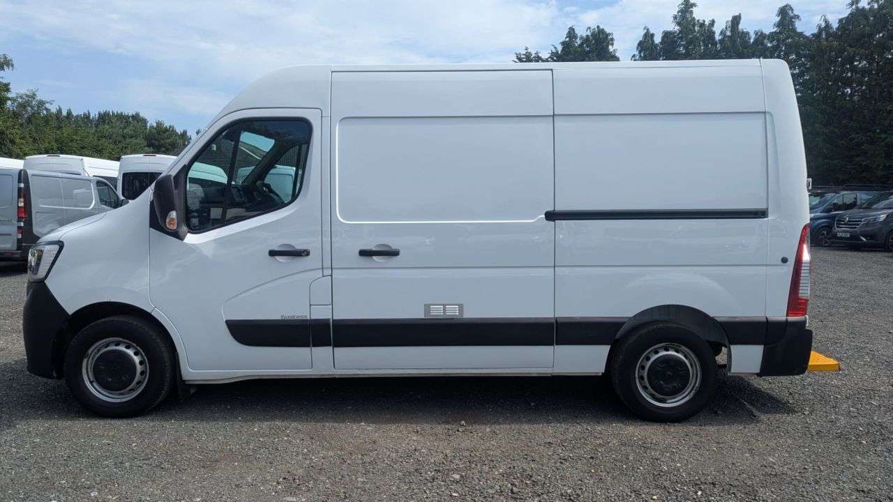 A 2022 RENAULT MASTER L2 H2 Business Plus Dci 135 PS MM35 MWB HIgh Roof With Air Conditioning, Sa A 2022 RENAULT MASTER L2 H2 Business Plus Dci 135 PS MM35 MWB HIgh Roof With Air Conditioning, Sa