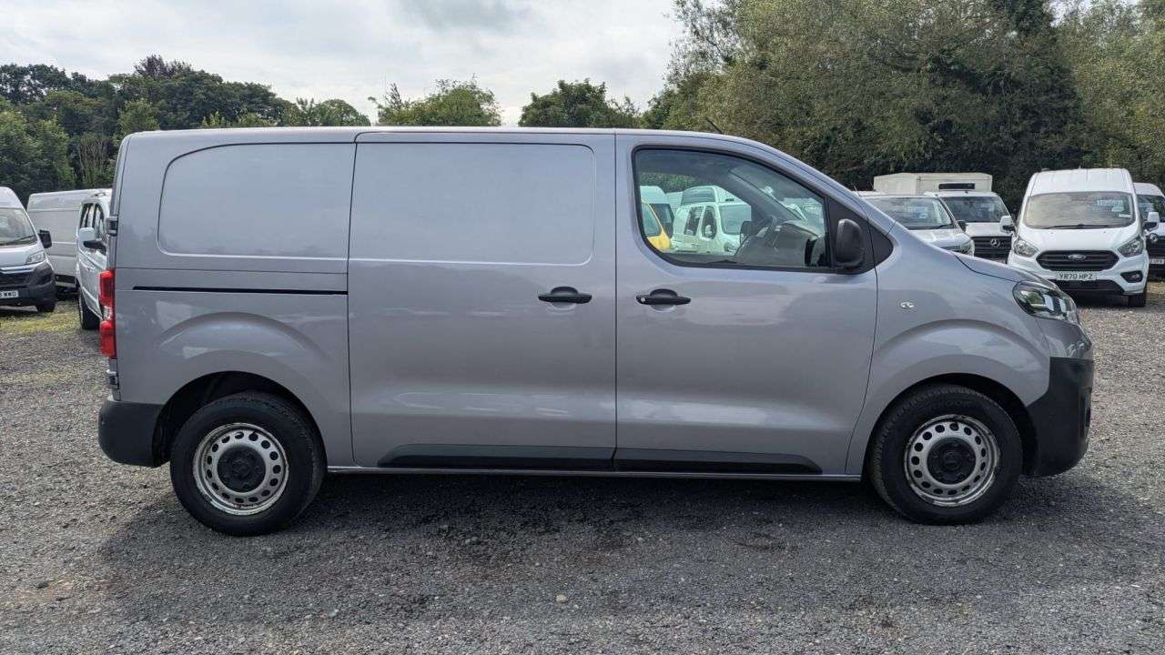 A 2021 VAUXHALL VIVARO L1 H1 Edition 100 PS Turbo D 2900 With Air Conditioning, Quality Rear Racki A 2021 VAUXHALL VIVARO L1 H1 Edition 100 PS Turbo D 2900 With Air Conditioning, Quality Rear Racki