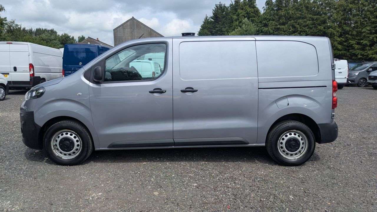 A 2021 VAUXHALL VIVARO L1 H1 Edition 100 PS Turbo D 2900 With Air Conditioning, Quality Rear Racki A 2021 VAUXHALL VIVARO L1 H1 Edition 100 PS Turbo D 2900 With Air Conditioning, Quality Rear Racki